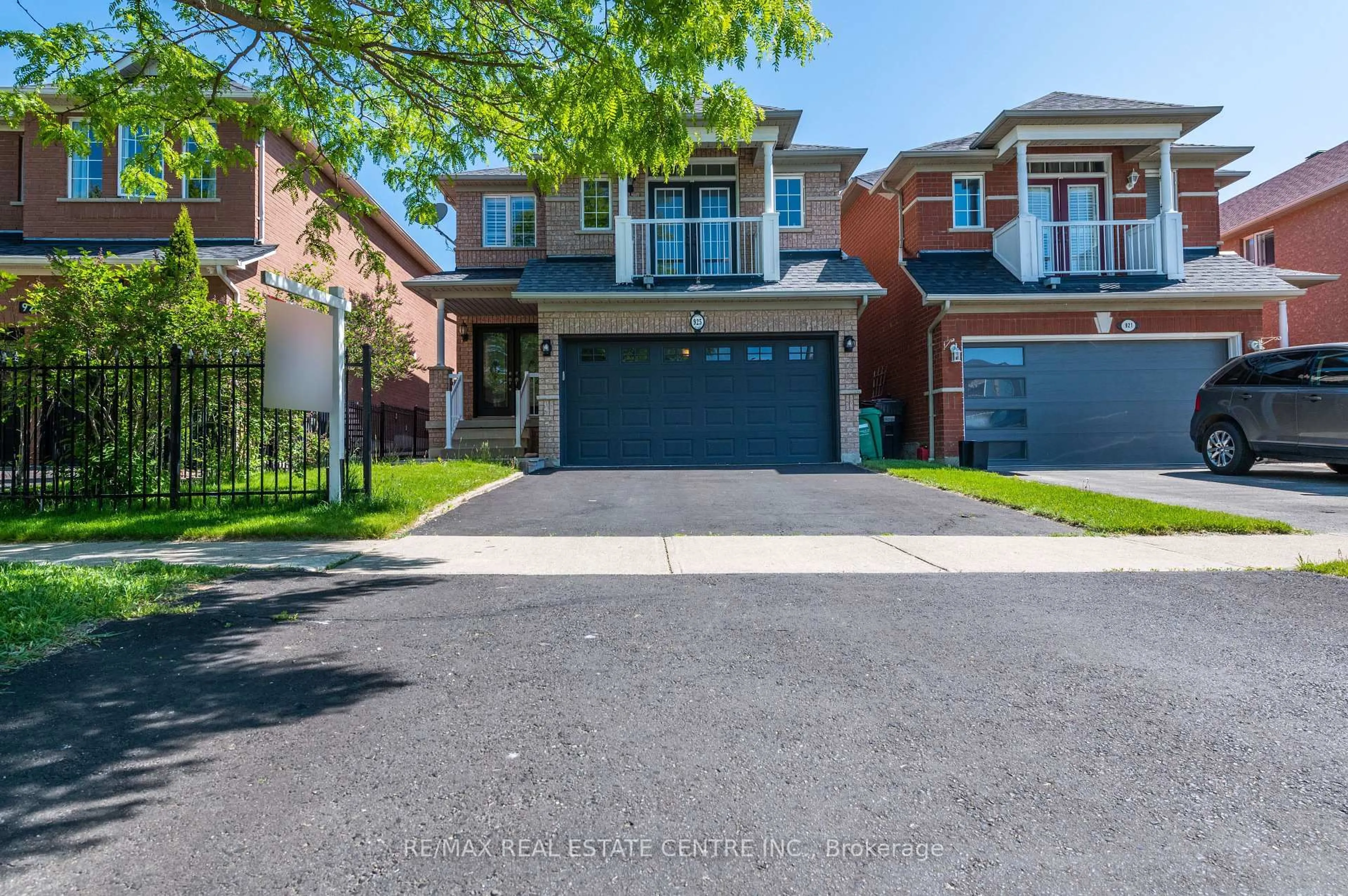 Home with brick exterior material, street for 925 Knotty Pine Grve, Mississauga Ontario L5W 1J9