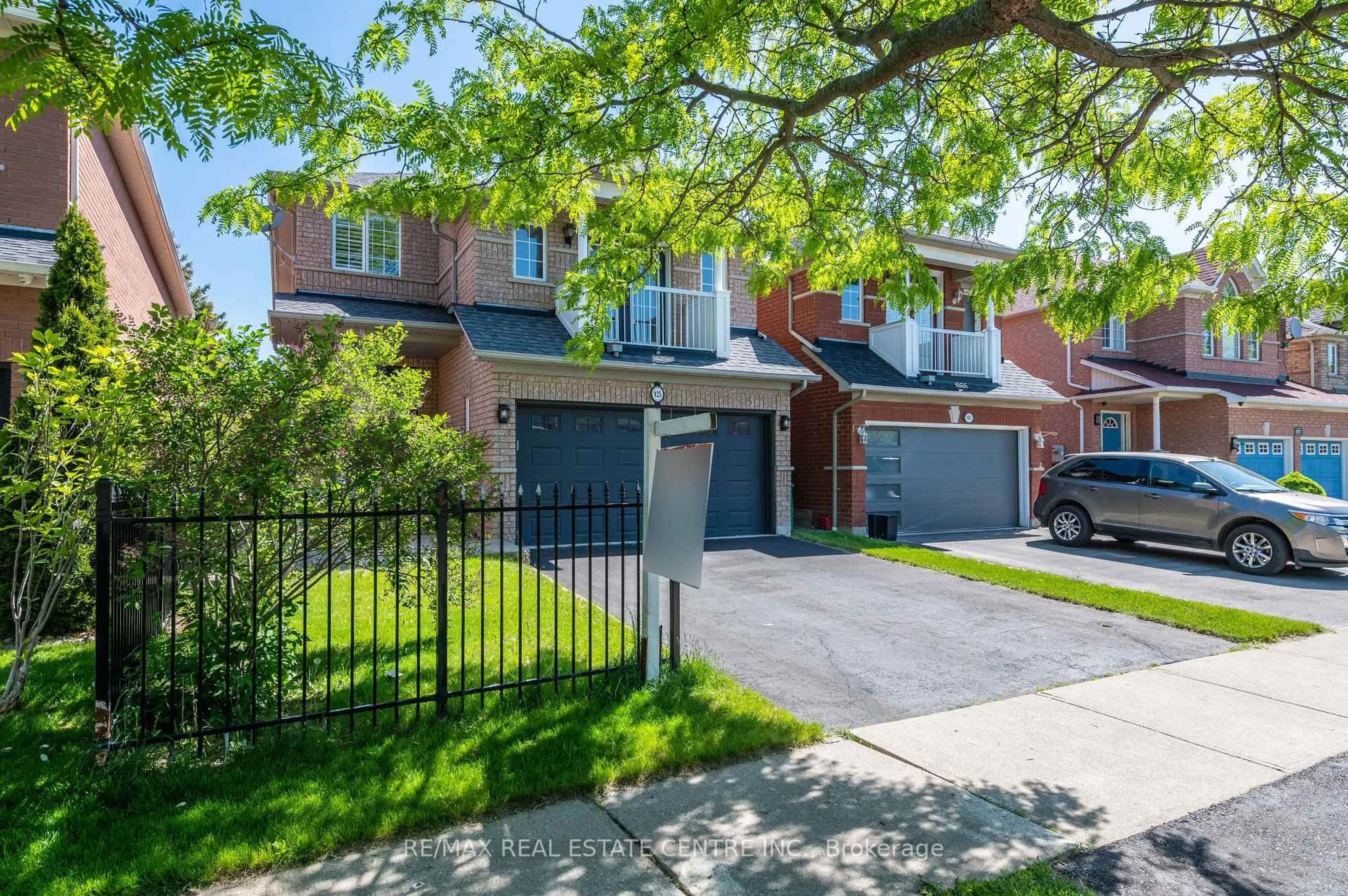 Home with brick exterior material, street for 925 Knotty Pine Grve, Mississauga Ontario L5W 1J9