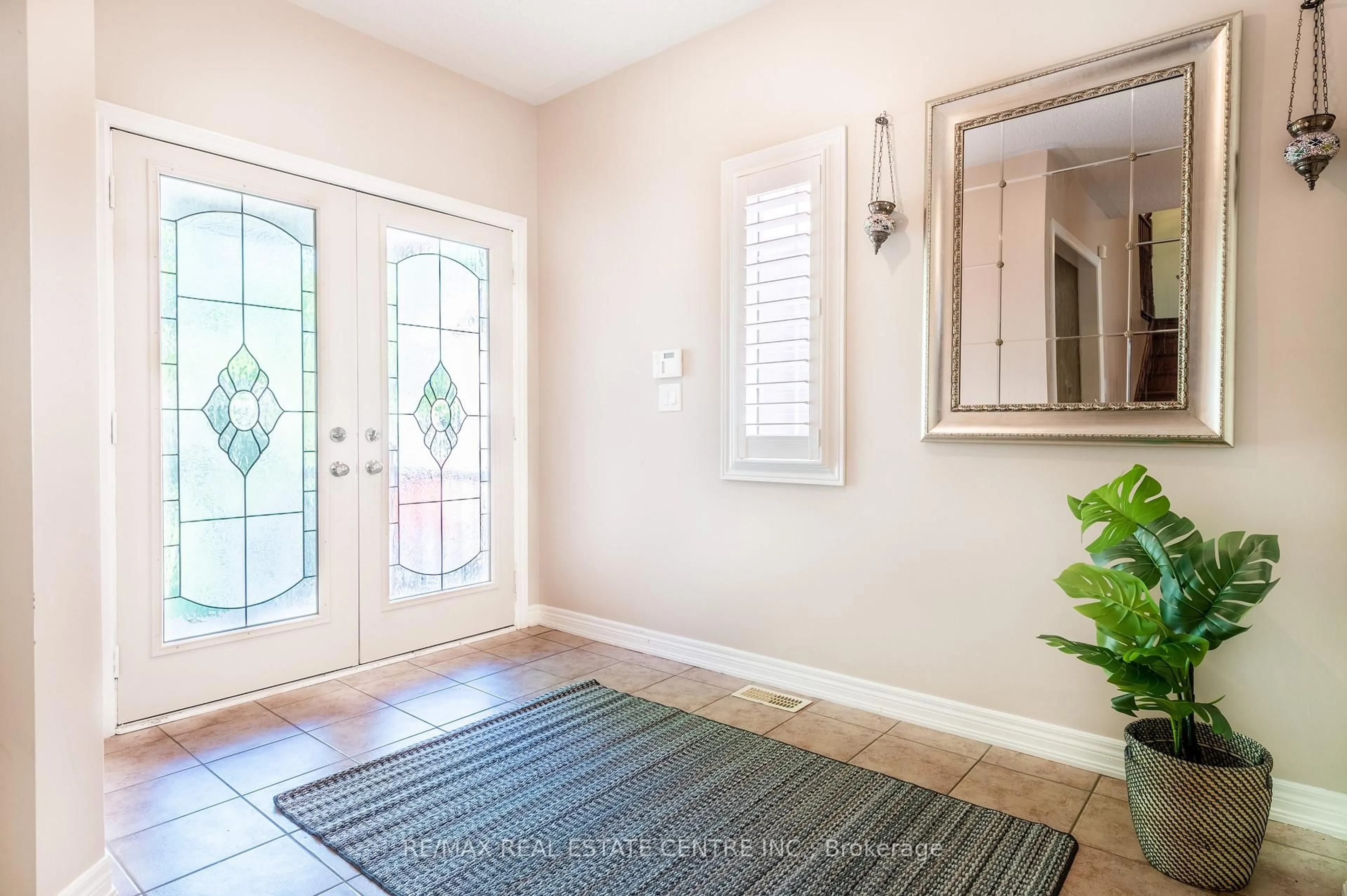 Indoor entryway for 925 Knotty Pine Grve, Mississauga Ontario L5W 1J9