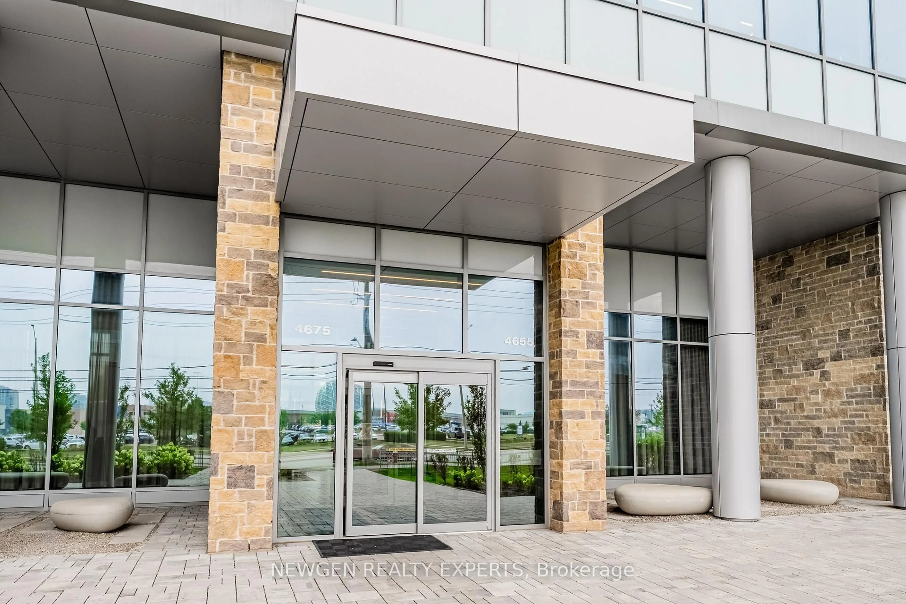 Indoor foyer for 4655 Metcalfe Ave #PH 2203, Mississauga Ontario L5M 0Z7