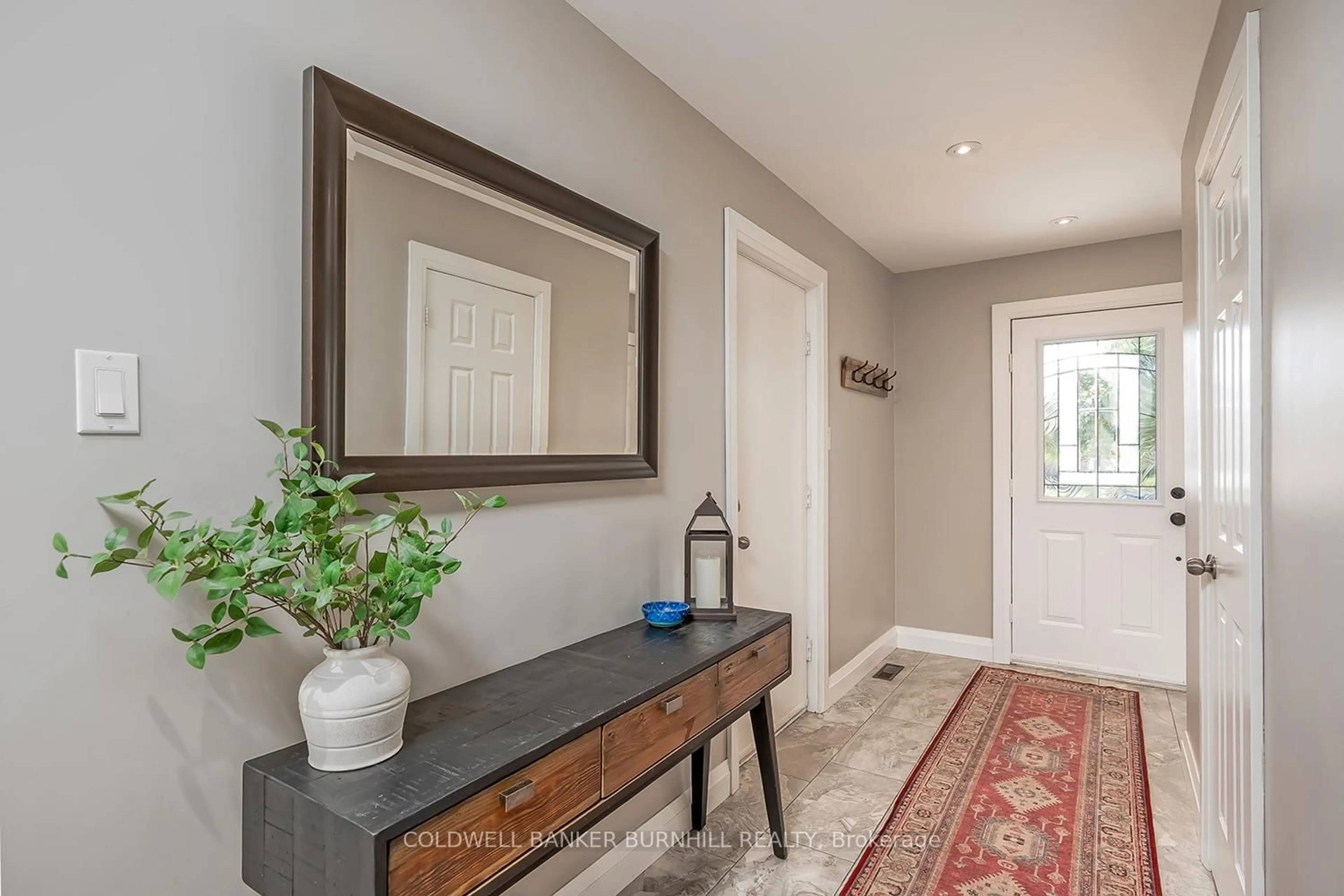 Indoor entryway for 521 Eliza Cres, Burlington Ontario L7L 6J1