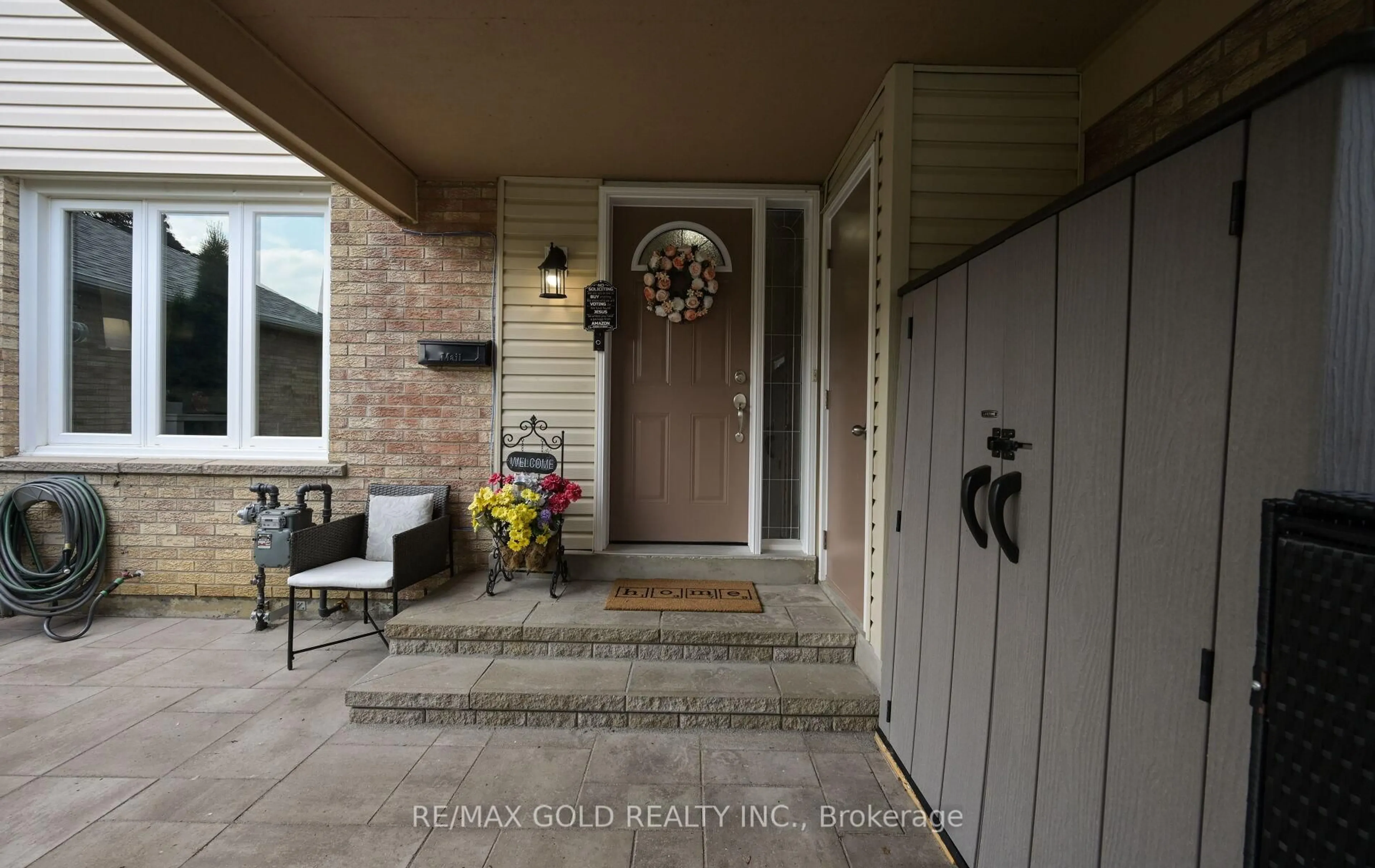 Indoor entryway for 72 COURTLEIGH Sq, Brampton Ontario L6Z 1J3