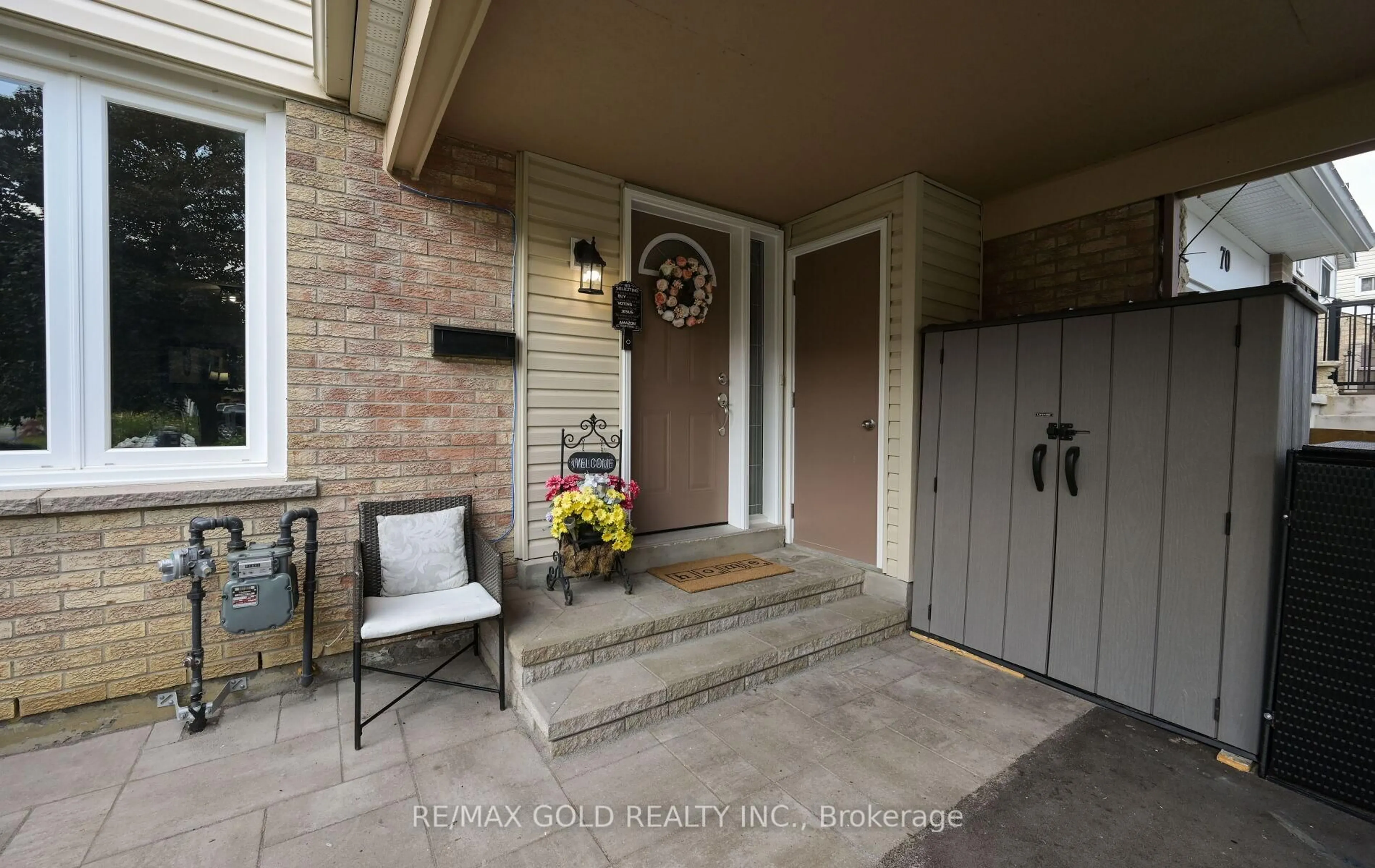 Indoor entryway for 72 COURTLEIGH Sq, Brampton Ontario L6Z 1J3