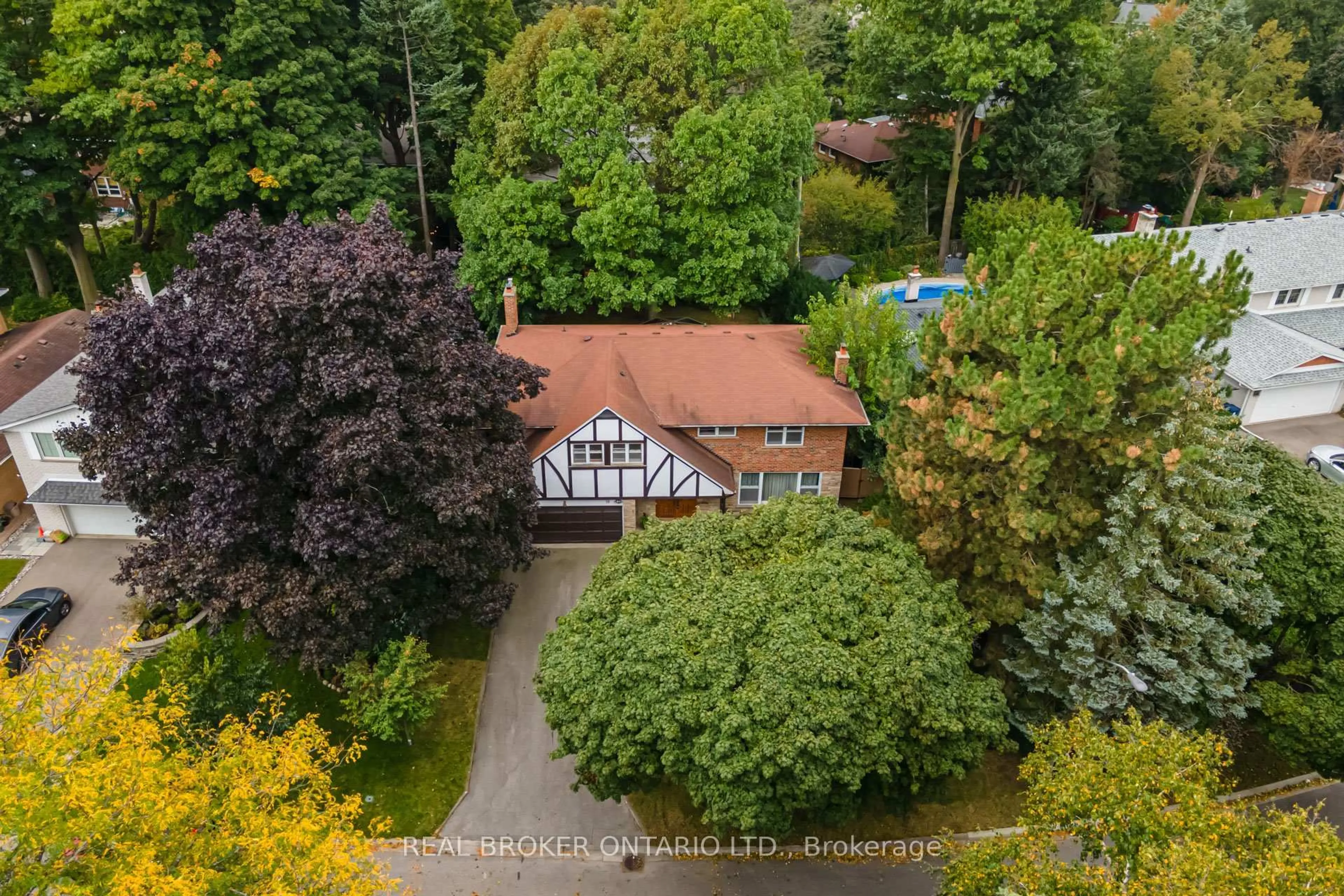 A pic from outside/outdoor area/front of a property/back of a property/a pic from drone, street for 18 Burnt Log Cres, Toronto Ontario M9C 2J8