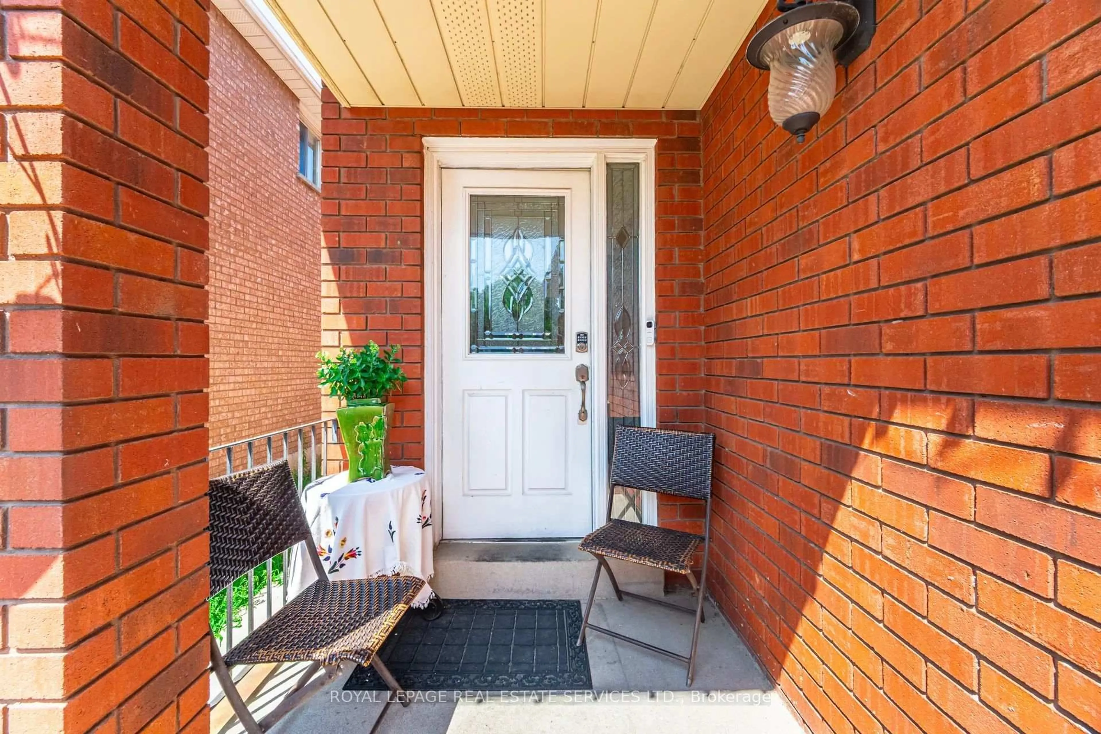 Indoor entryway for 3245 Aubrey Rd, Mississauga Ontario L5L 5C8
