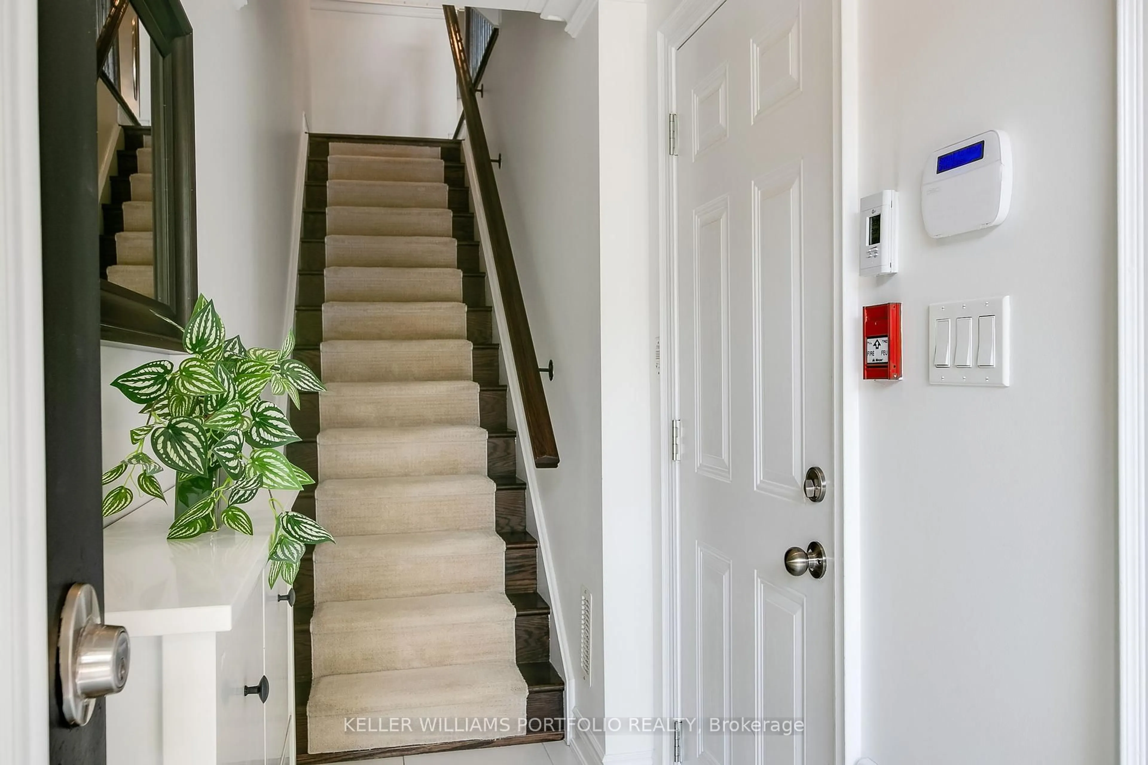 Indoor entryway for 7 Poplar Ave, Toronto Ontario M9B 3P8