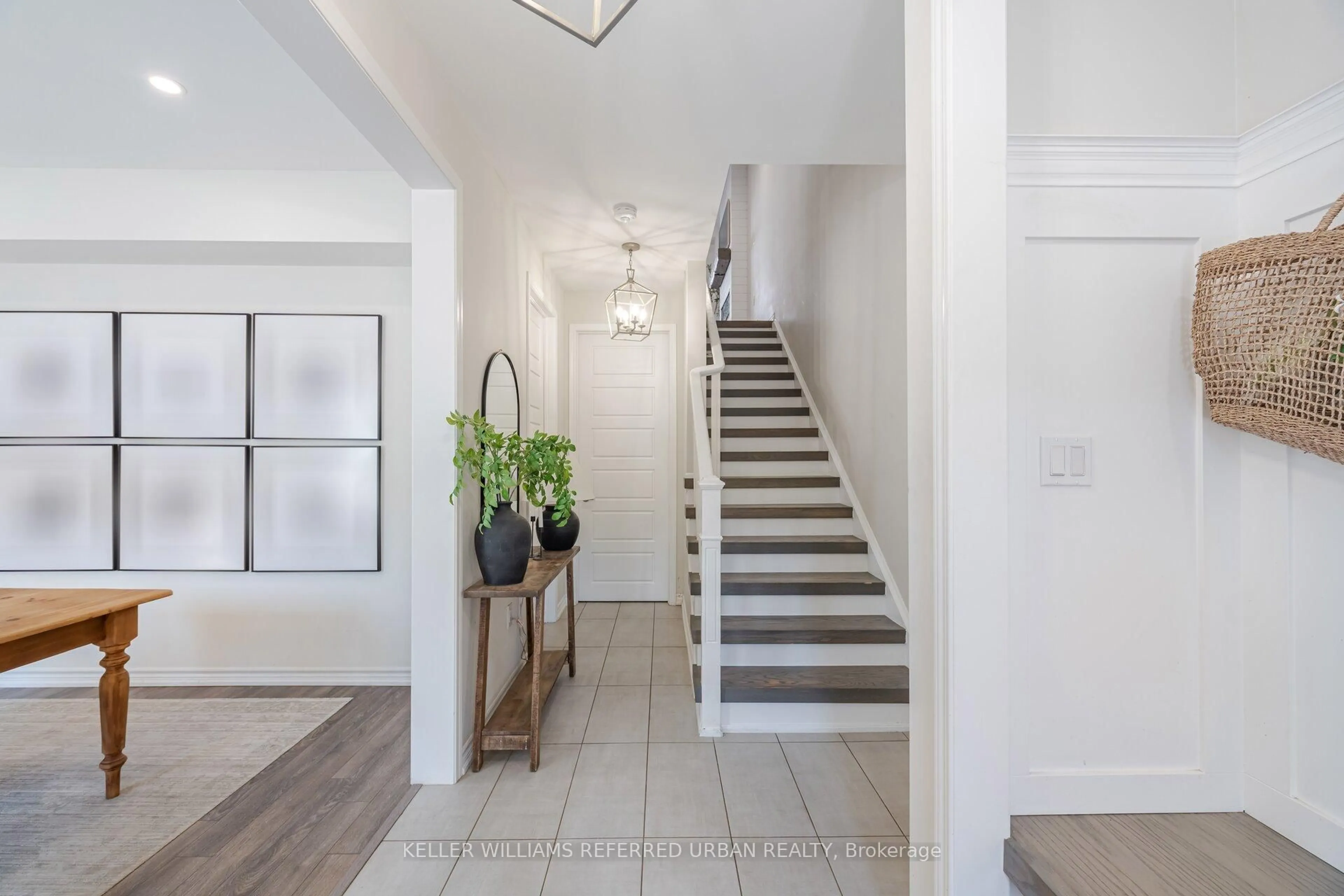 Indoor entryway for 1222 Rose Way #TH28, Milton Ontario L9E 1P2