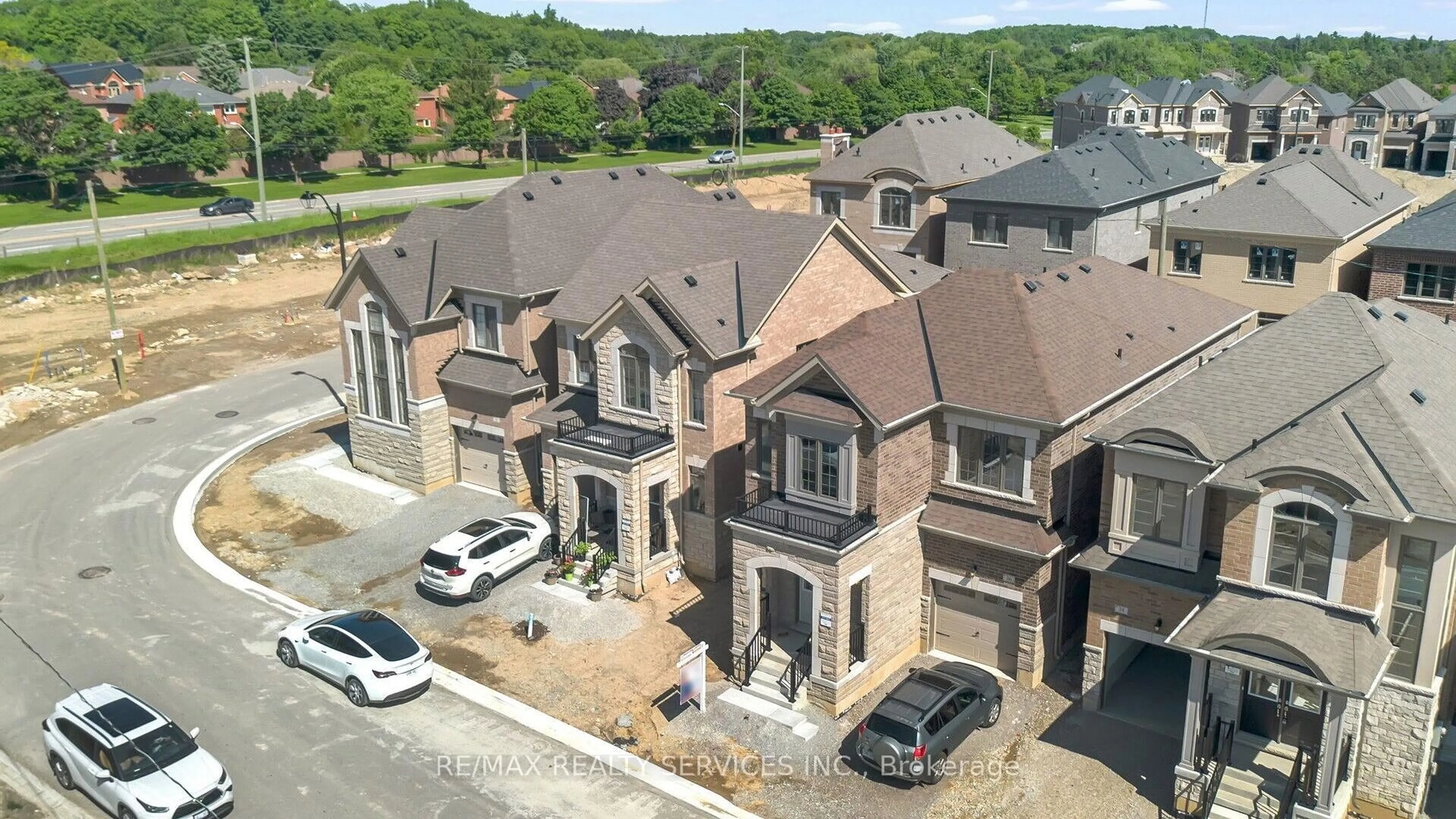 A pic from outside/outdoor area/front of a property/back of a property/a pic from drone, street for 34 Sapwood Cres, Brampton Ontario L6Z 1W5