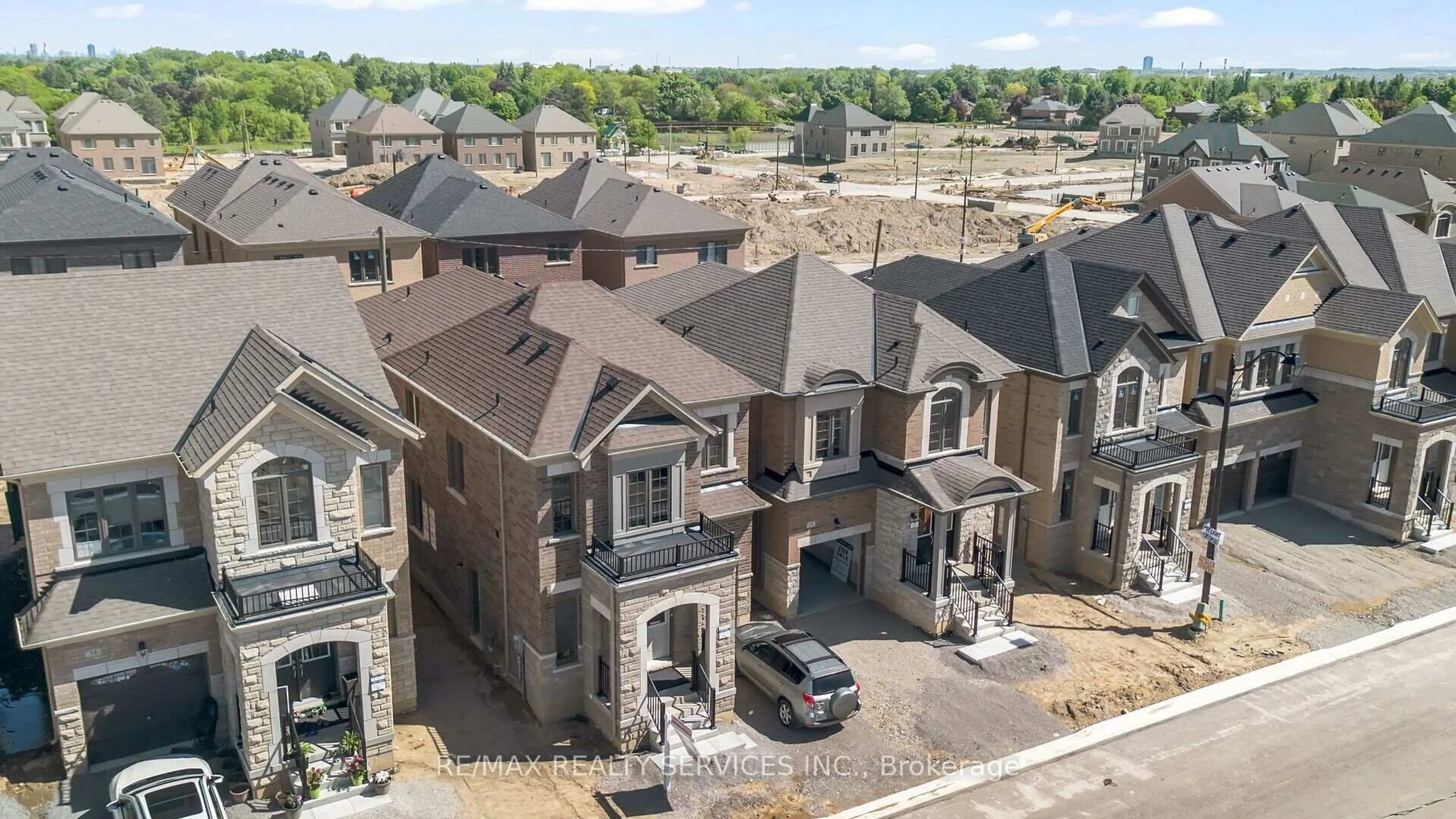 A pic from outside/outdoor area/front of a property/back of a property/a pic from drone, street for 34 Sapwood Cres, Brampton Ontario L6Z 1W5