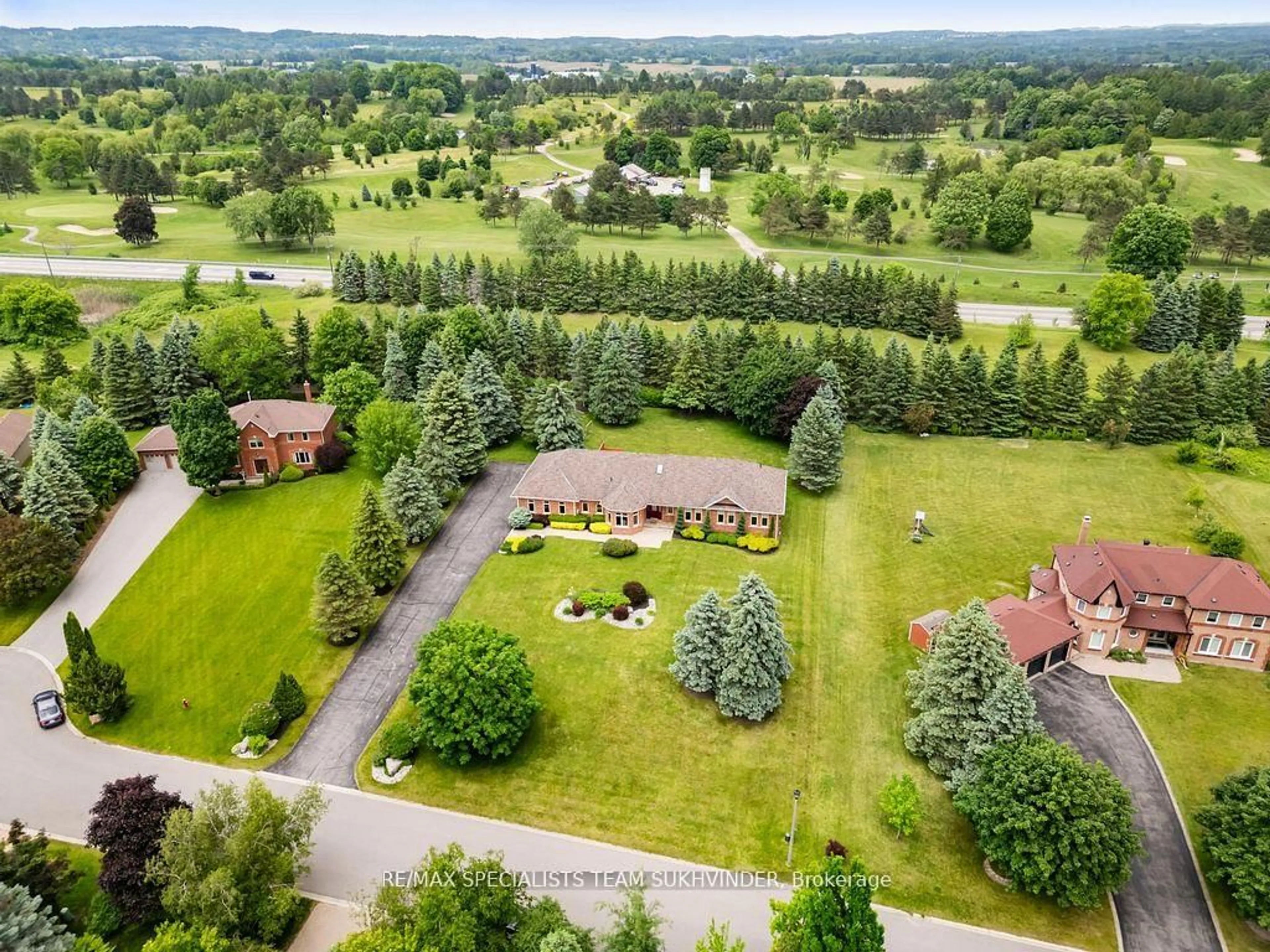 A pic from outside/outdoor area/front of a property/back of a property/a pic from drone, mountain view for 7 Golfdale Crt, Caledon Ontario L7E 0B3