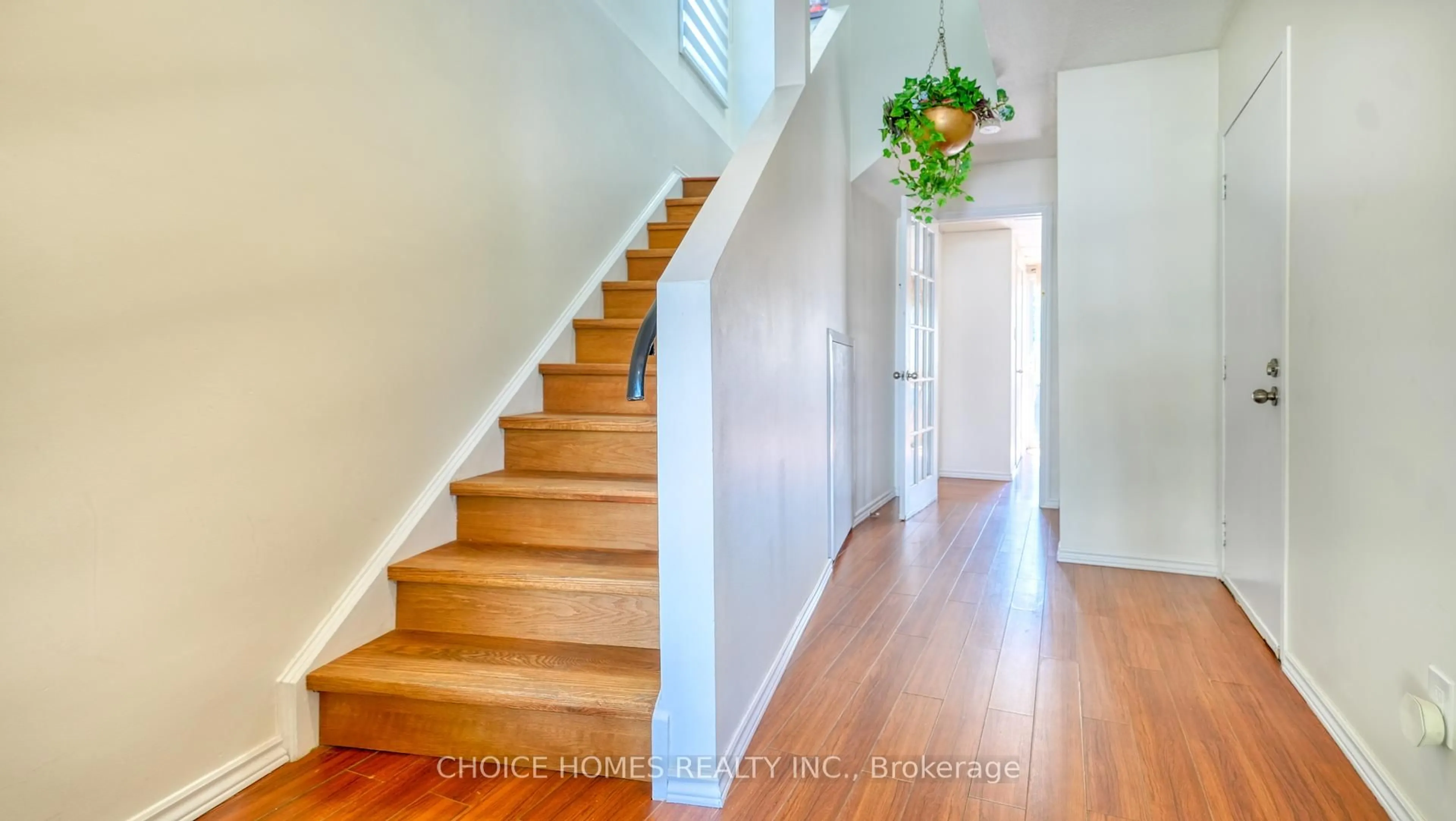 Indoor entryway for 86 Ashton Cres, Brampton Ontario L6S 3J9