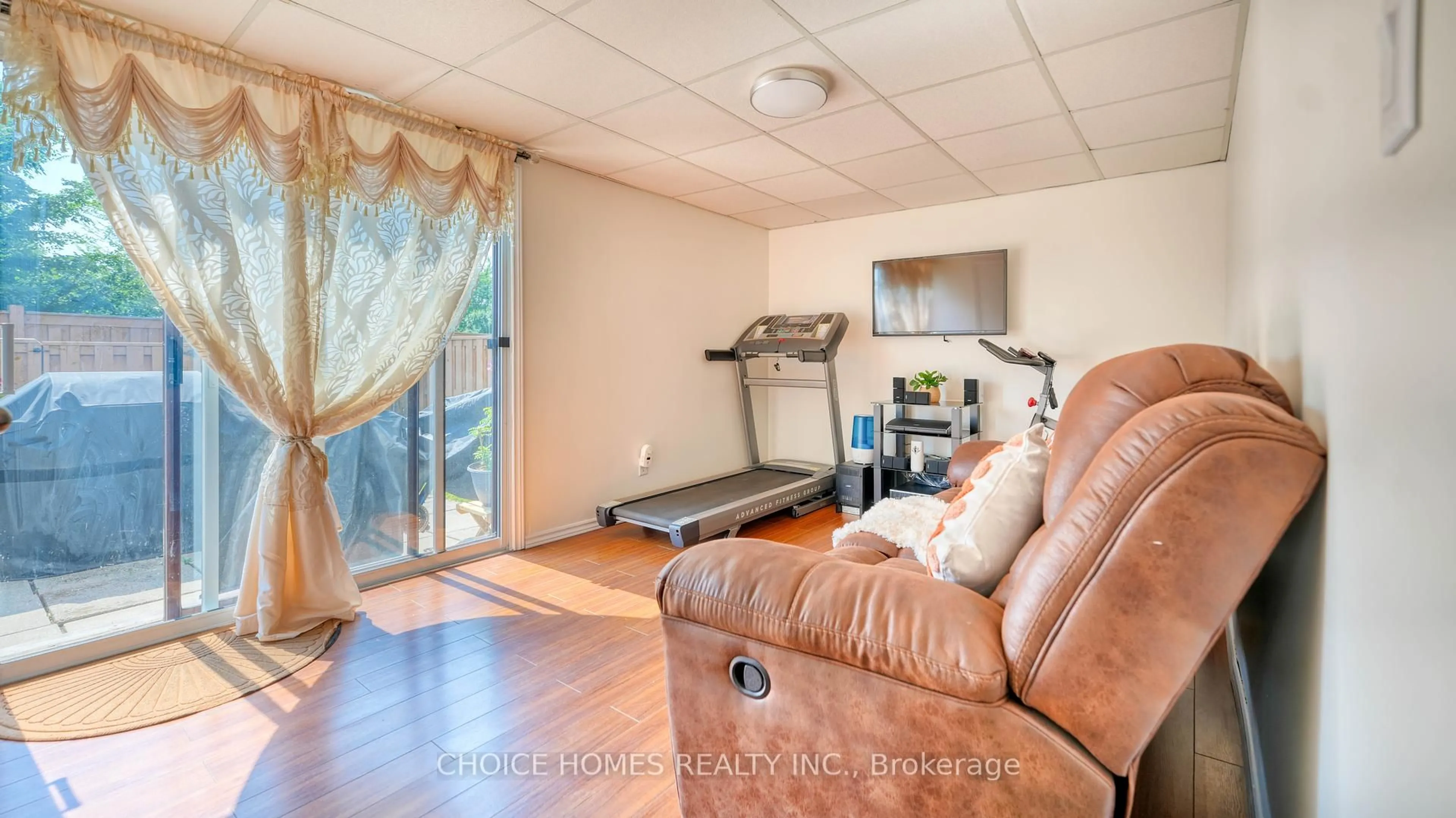 Living room with furniture, unknown for 86 Ashton Cres, Brampton Ontario L6S 3J9