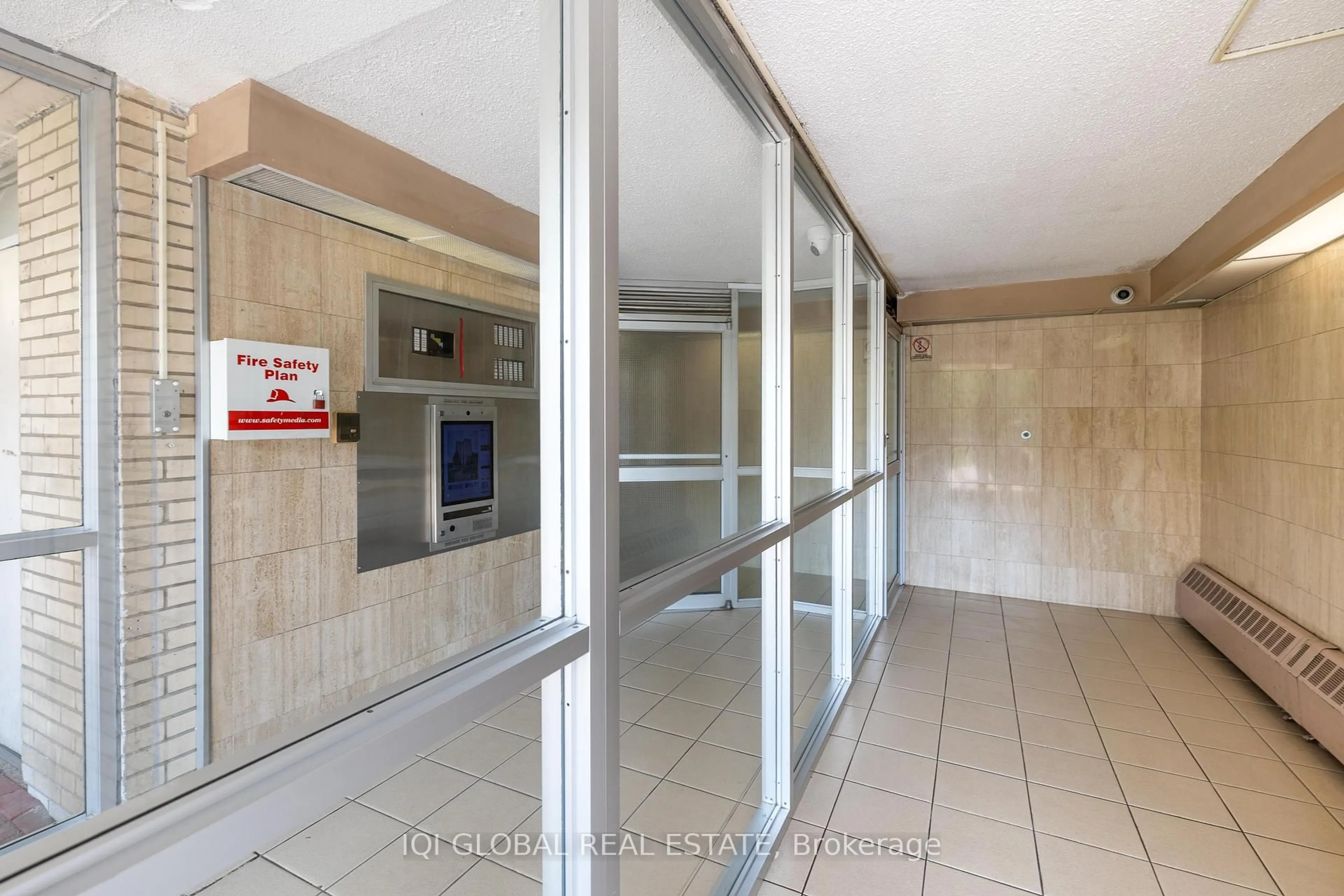 Indoor foyer for 390 Dixon Rd #1516, Toronto Ontario M9R 1T4