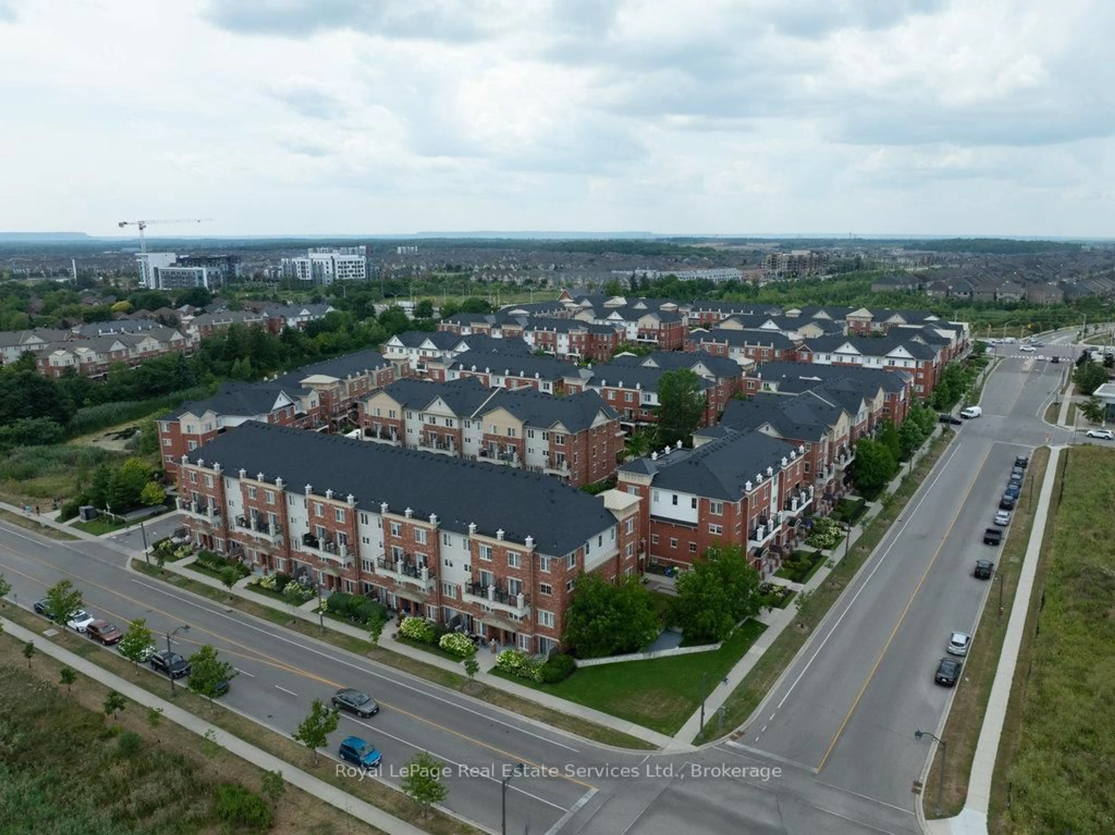 A pic from outside/outdoor area/front of a property/back of a property/a pic from drone, unknown for 47 Hays Blvd #24, Oakville Ontario L6H 0J1