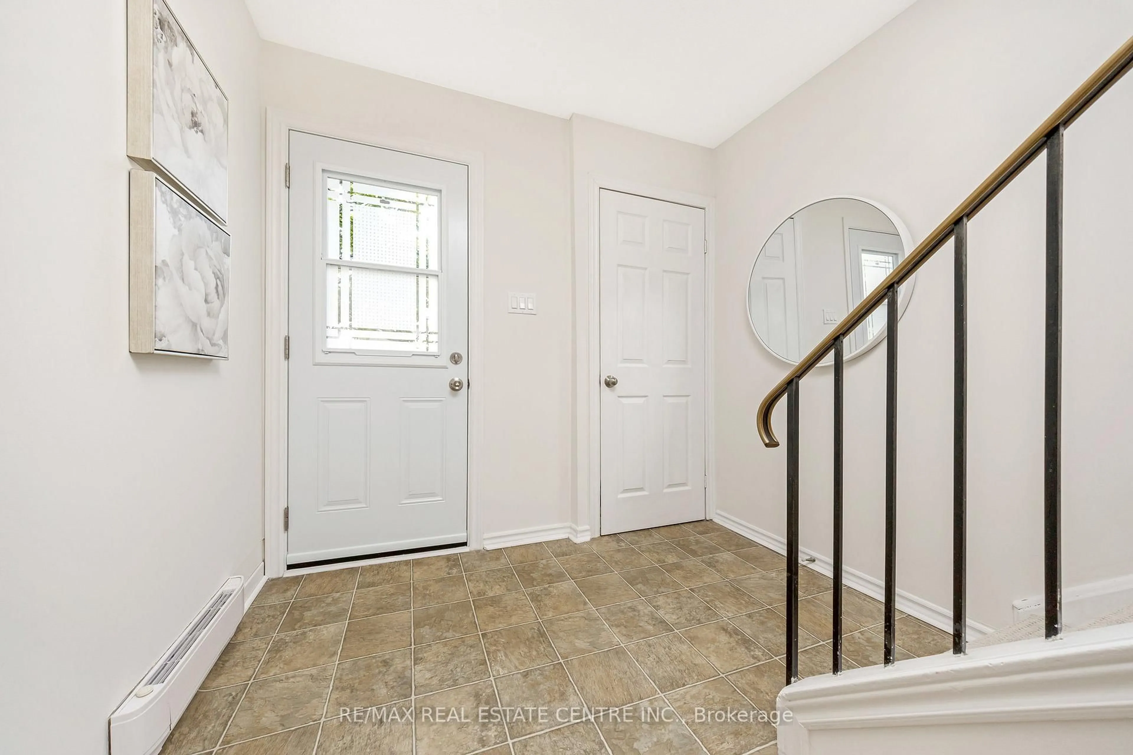 Indoor entryway for 288 Wilson Dr #288, Milton Ontario L9T 3K2
