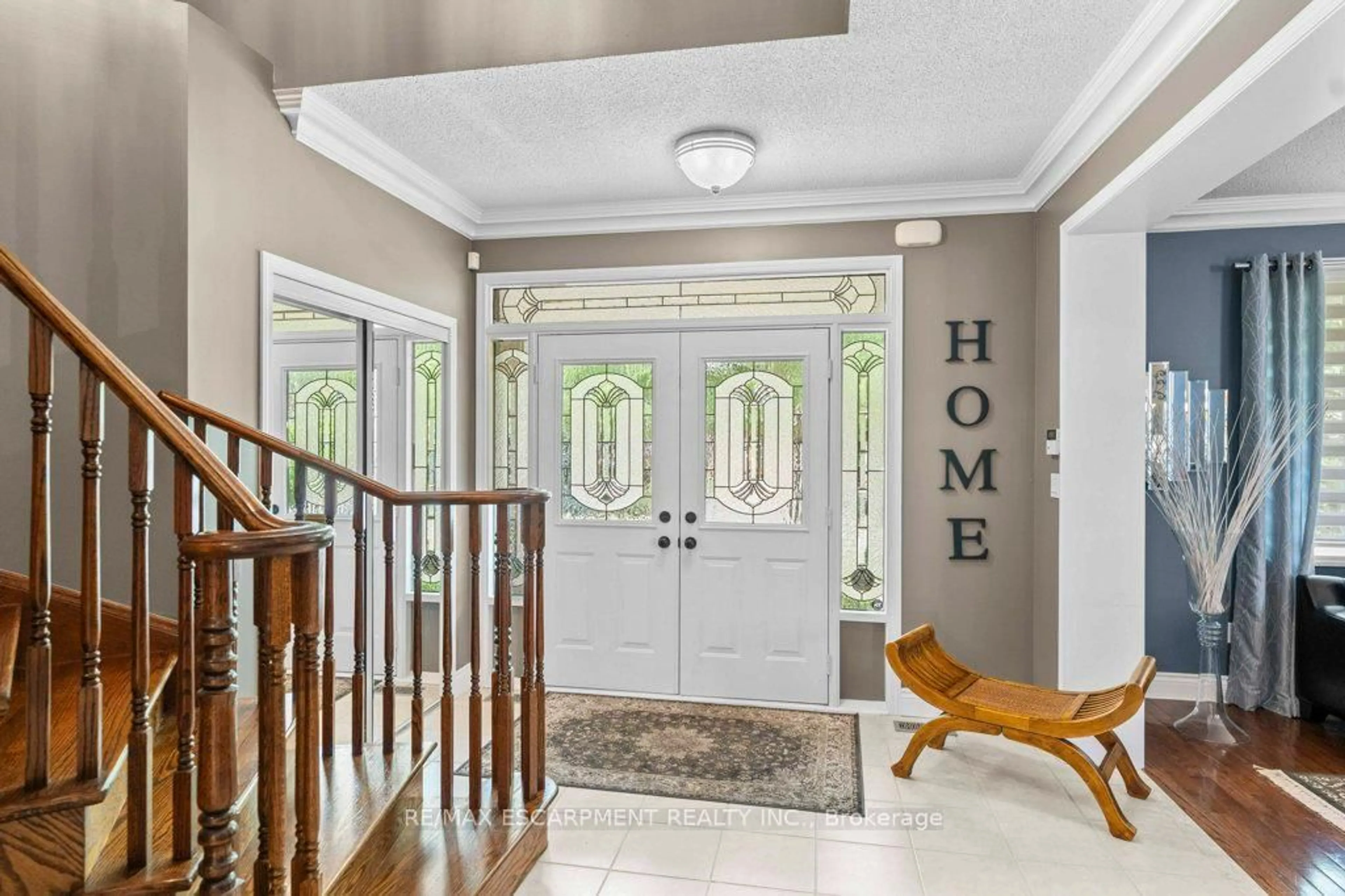 Indoor entryway for 1560 Rixon Way, Milton Ontario L9T 5T5