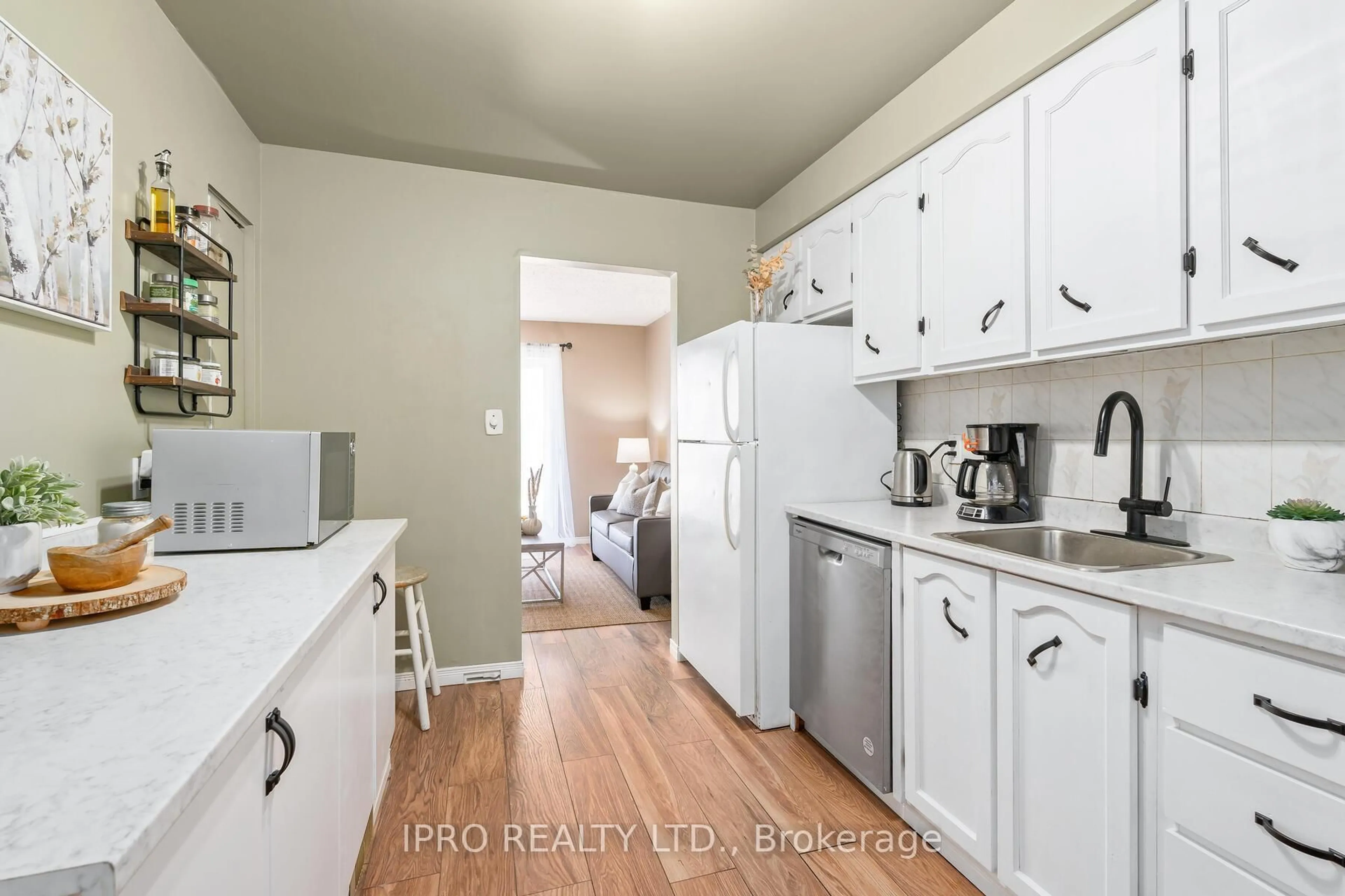 Standard kitchen, wood/laminate floor for 19 Dayfoot Dr, Halton Hills Ontario L7G 2K8