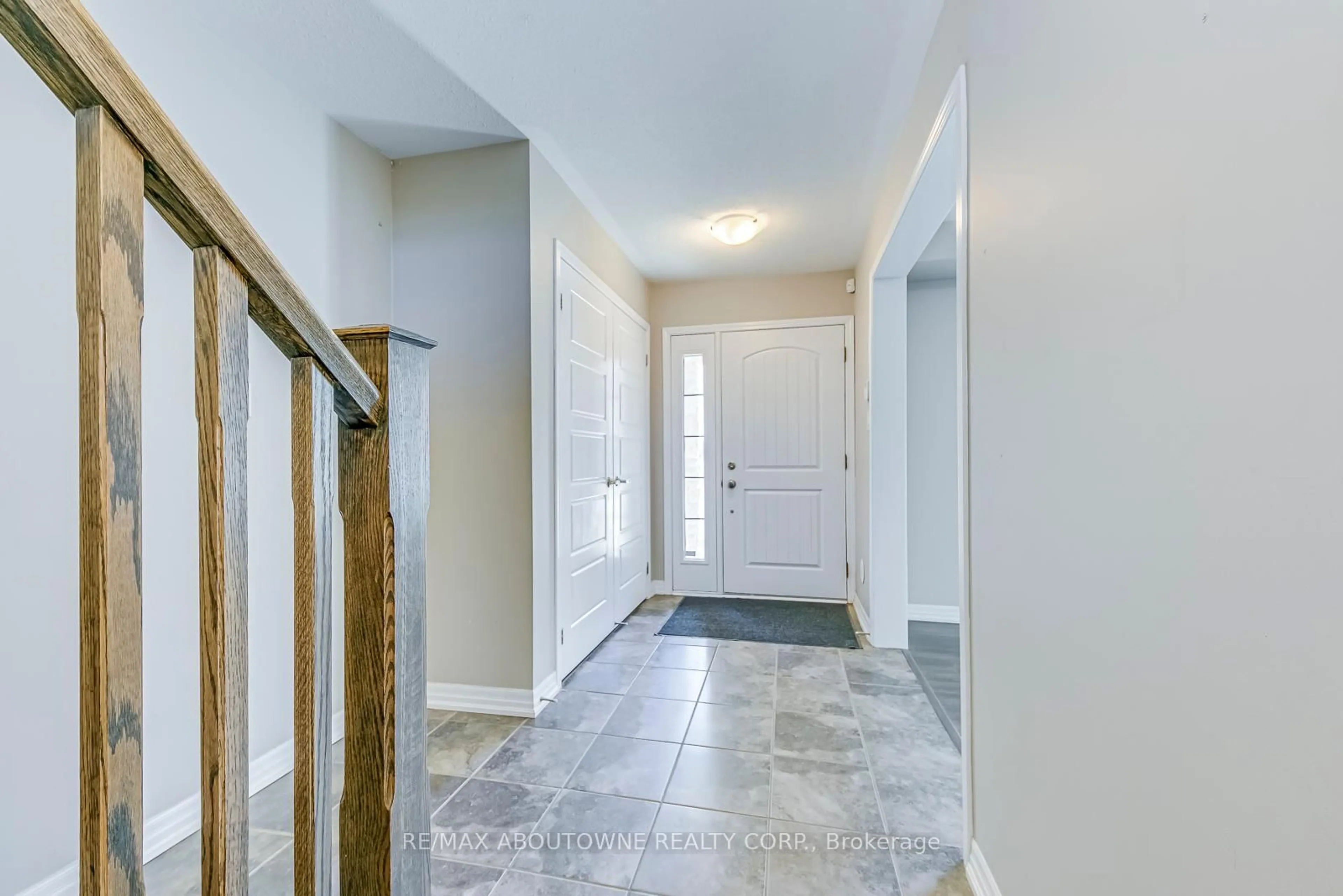 Indoor entryway for 212 ELLEN DAVIDSON Dr, Oakville Ontario L6M 0V1