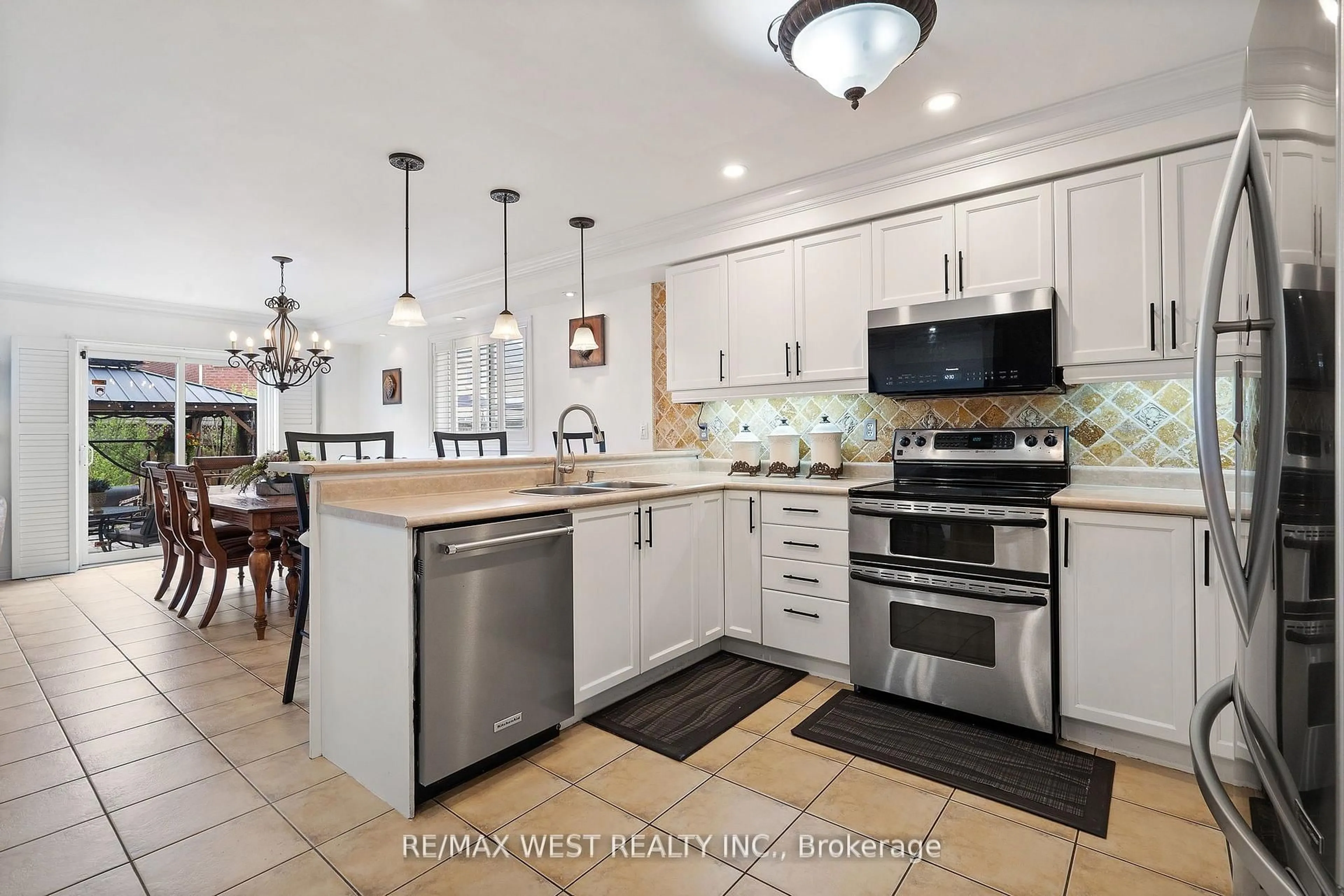 Open concept kitchen, ceramic/tile floor for 43 Humbershed Cres, Caledon Ontario L7E 2X3