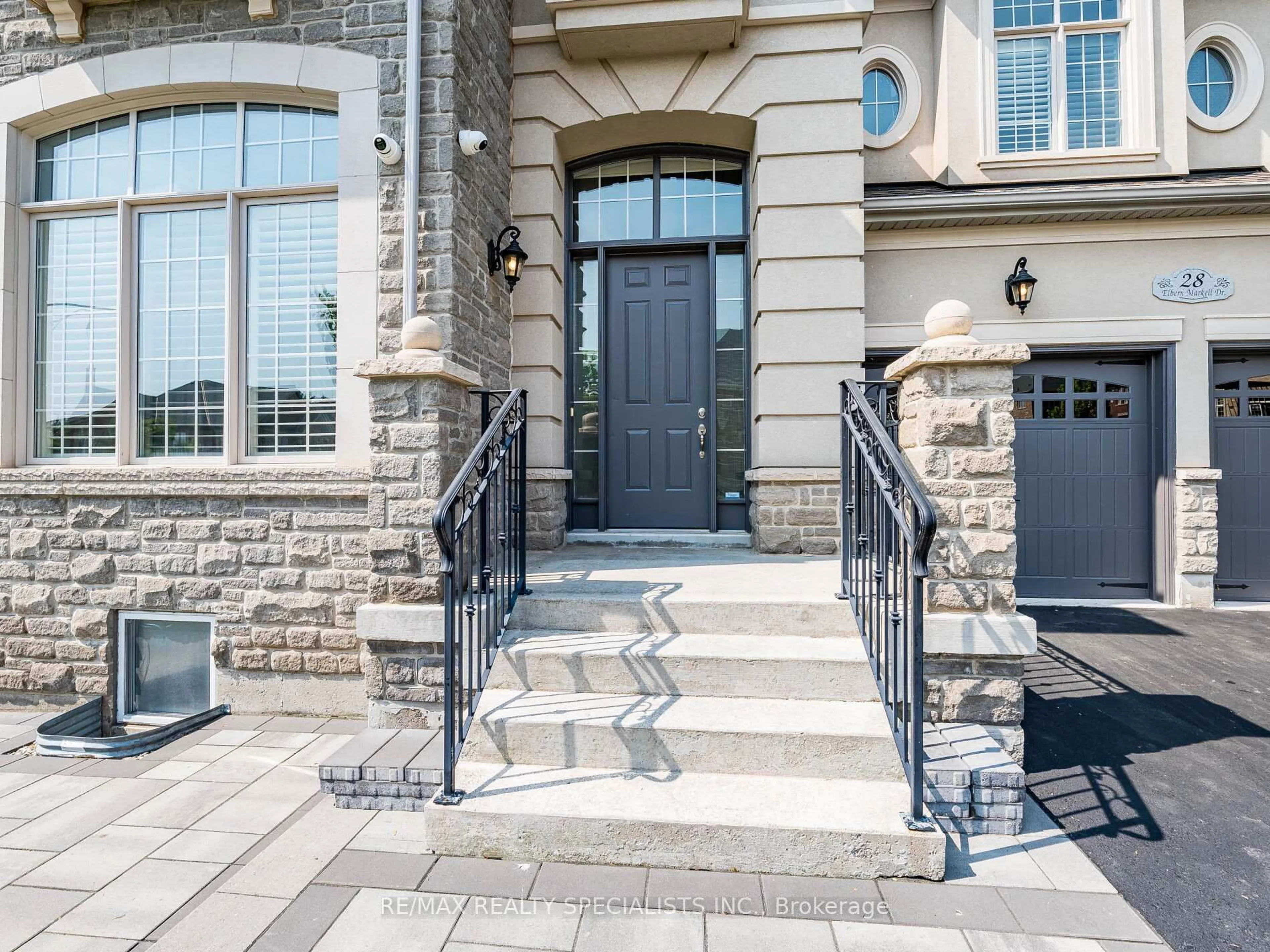 Indoor entryway for 28 Elbern Markell Dr, Brampton Ontario L6X 2X5