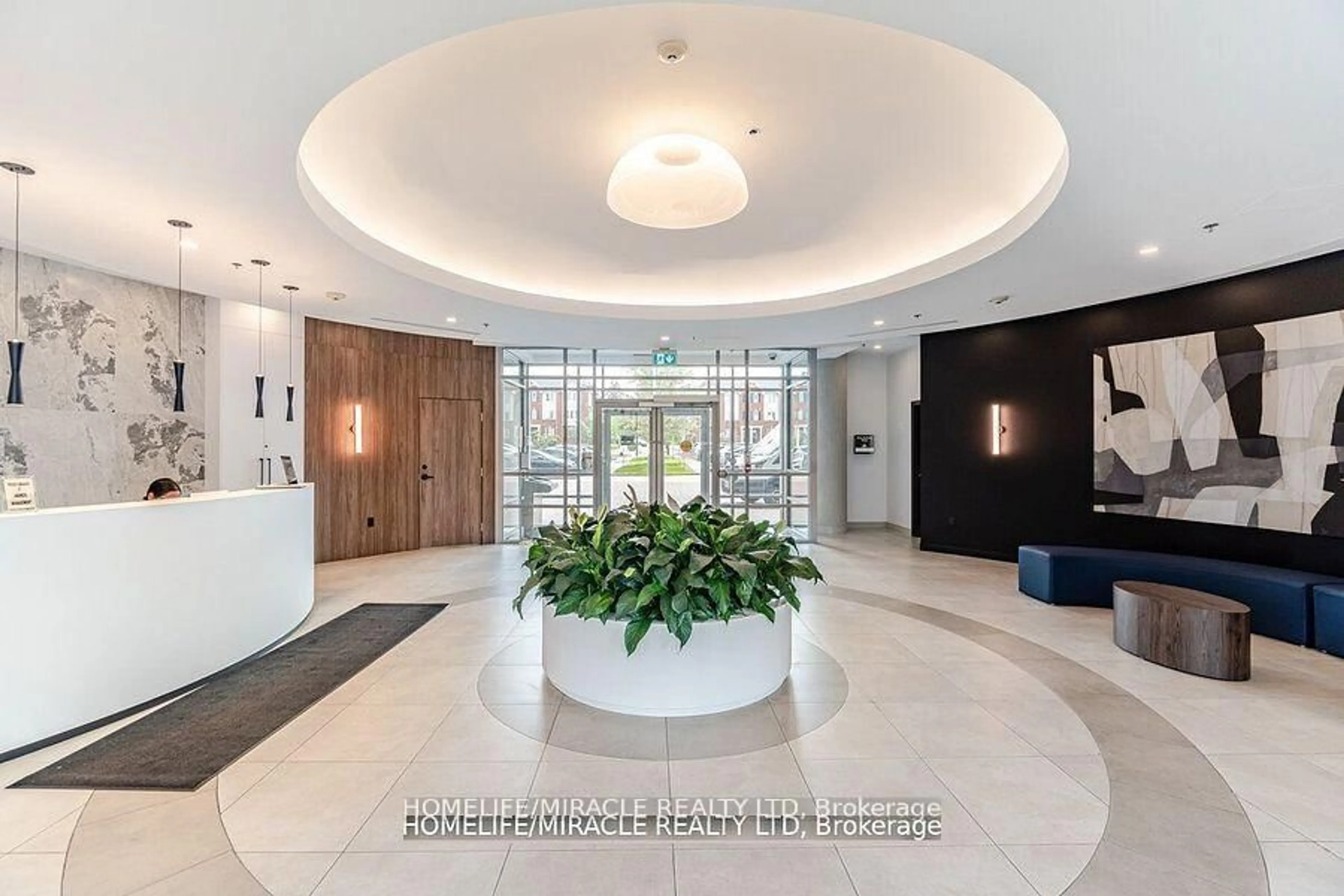 Indoor foyer for 215 Queen St #709, Brampton Ontario L6W 0A9