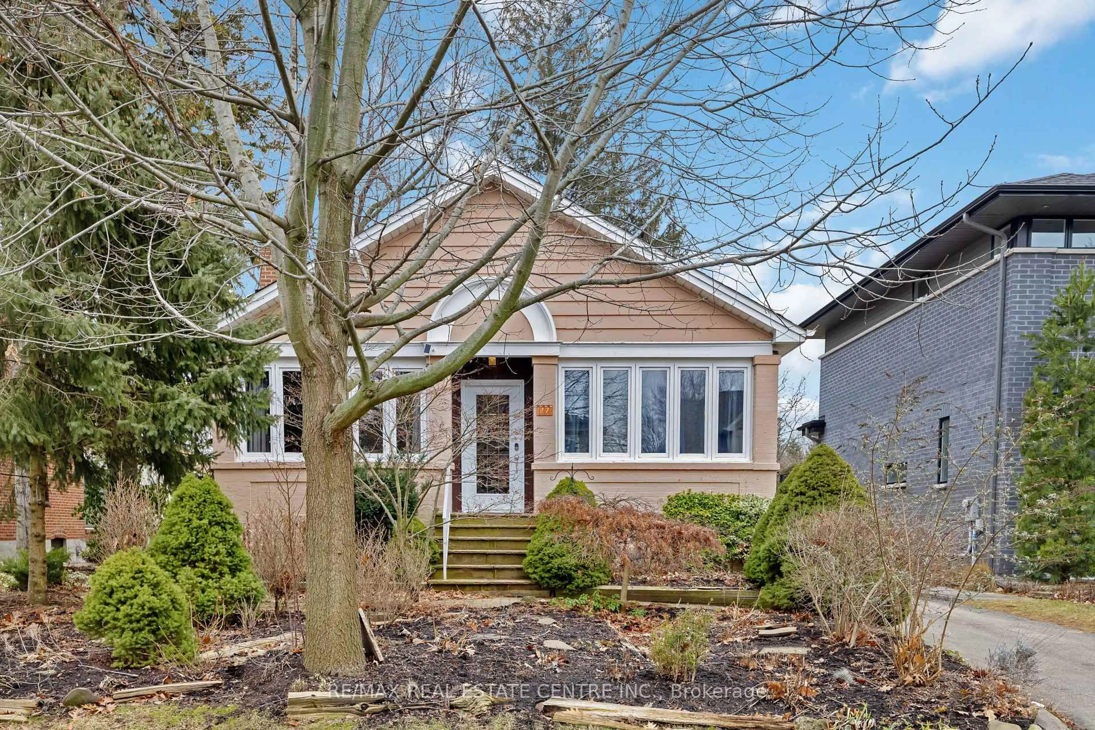 Home with brick exterior material, street for 32 WENONAH Dr, Mississauga Ontario L5G 3W3