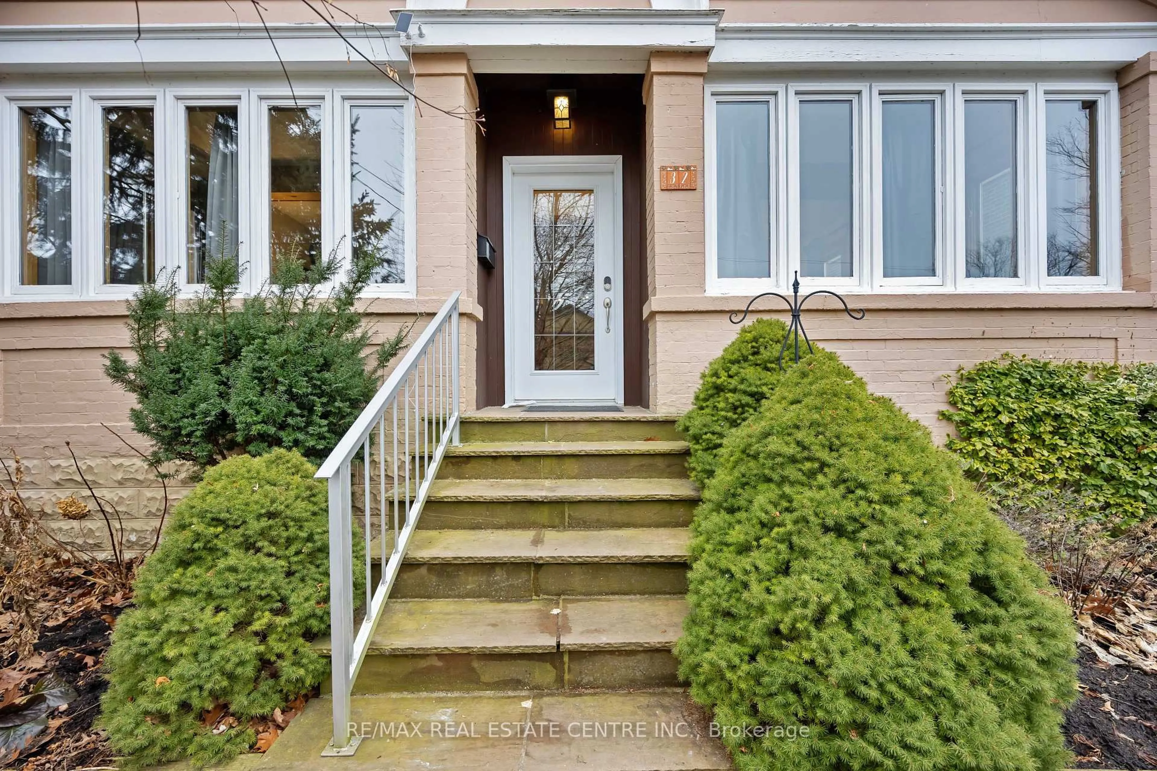 Indoor entryway for 32 WENONAH Dr, Mississauga Ontario L5G 3W3
