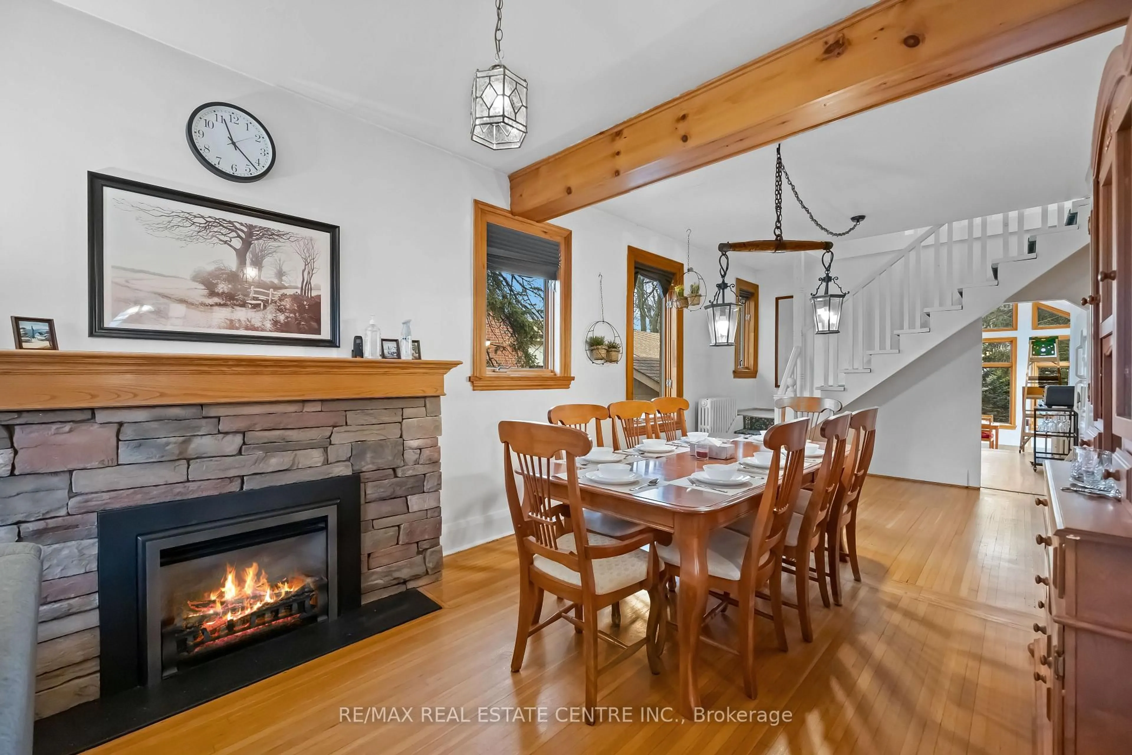Dining room, wood/laminate floor for 32 WENONAH Dr, Mississauga Ontario L5G 3W3