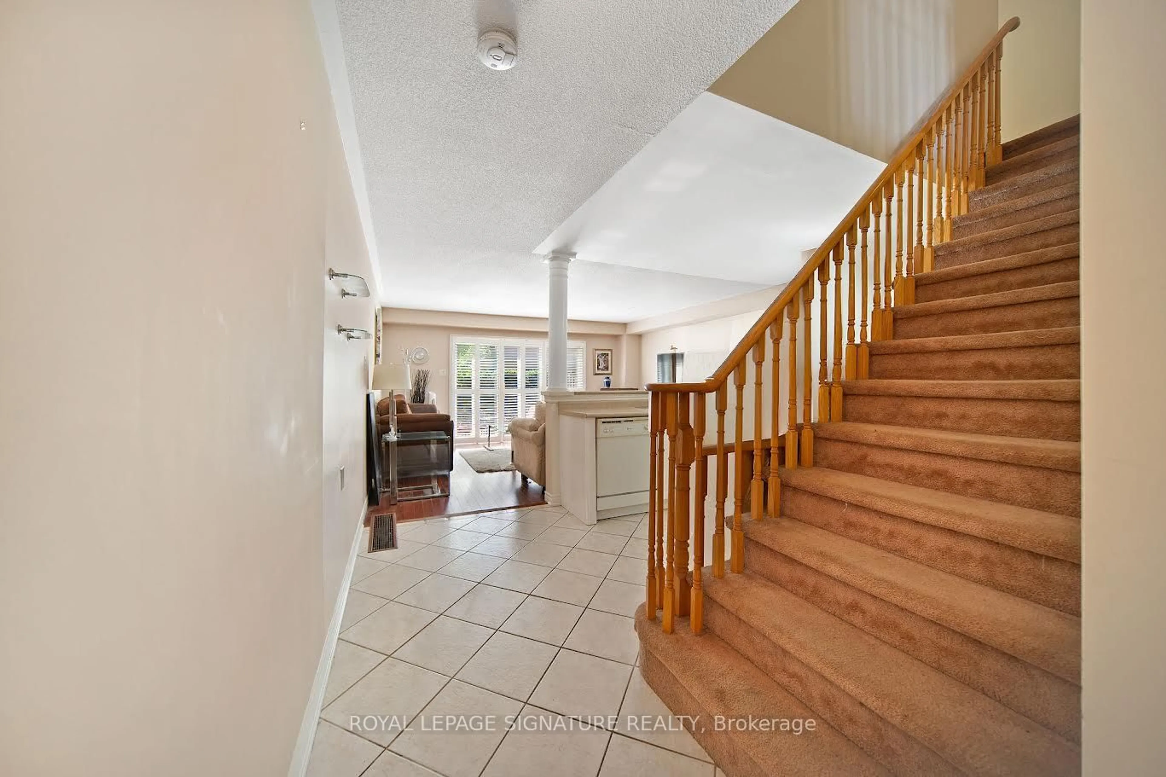 Indoor foyer for 1050 Grand Blvd #10, Oakville Ontario L6H 2S5