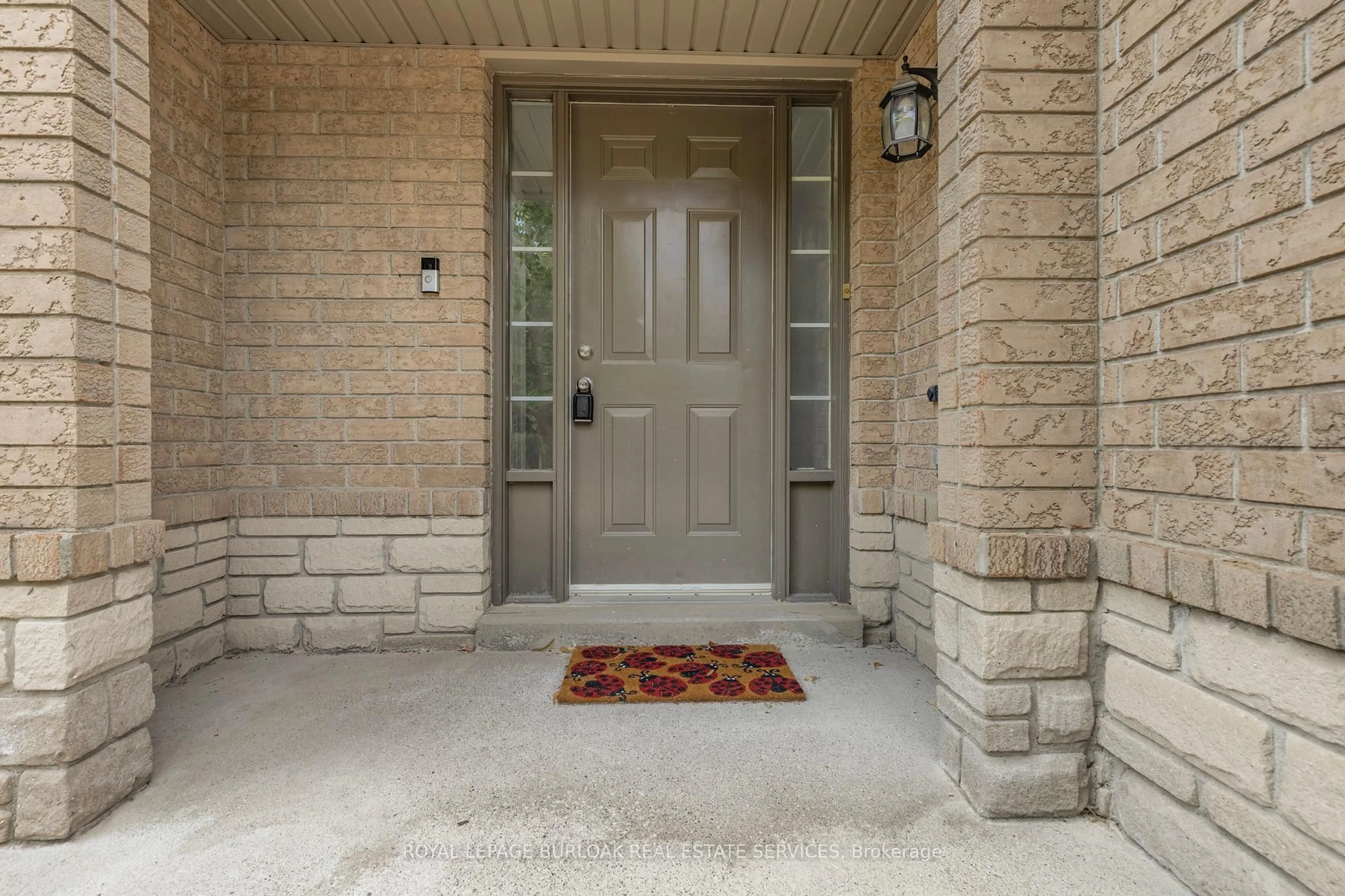 Indoor entryway for 130 Robert St #32, Milton Ontario L9T 6E3