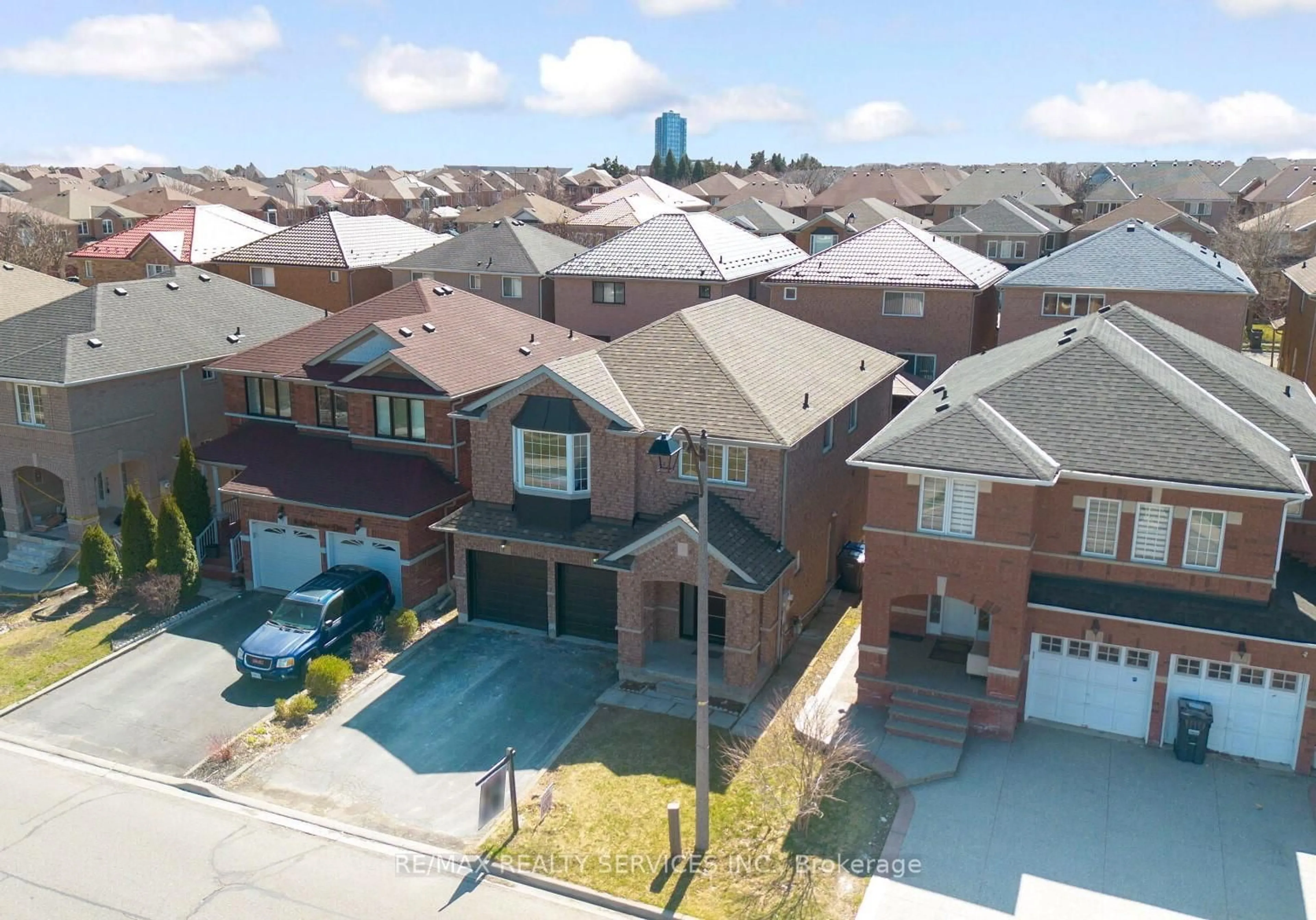 A pic from outside/outdoor area/front of a property/back of a property/a pic from drone, street for 10 Linderwood Dr, Brampton Ontario L7A 1R7