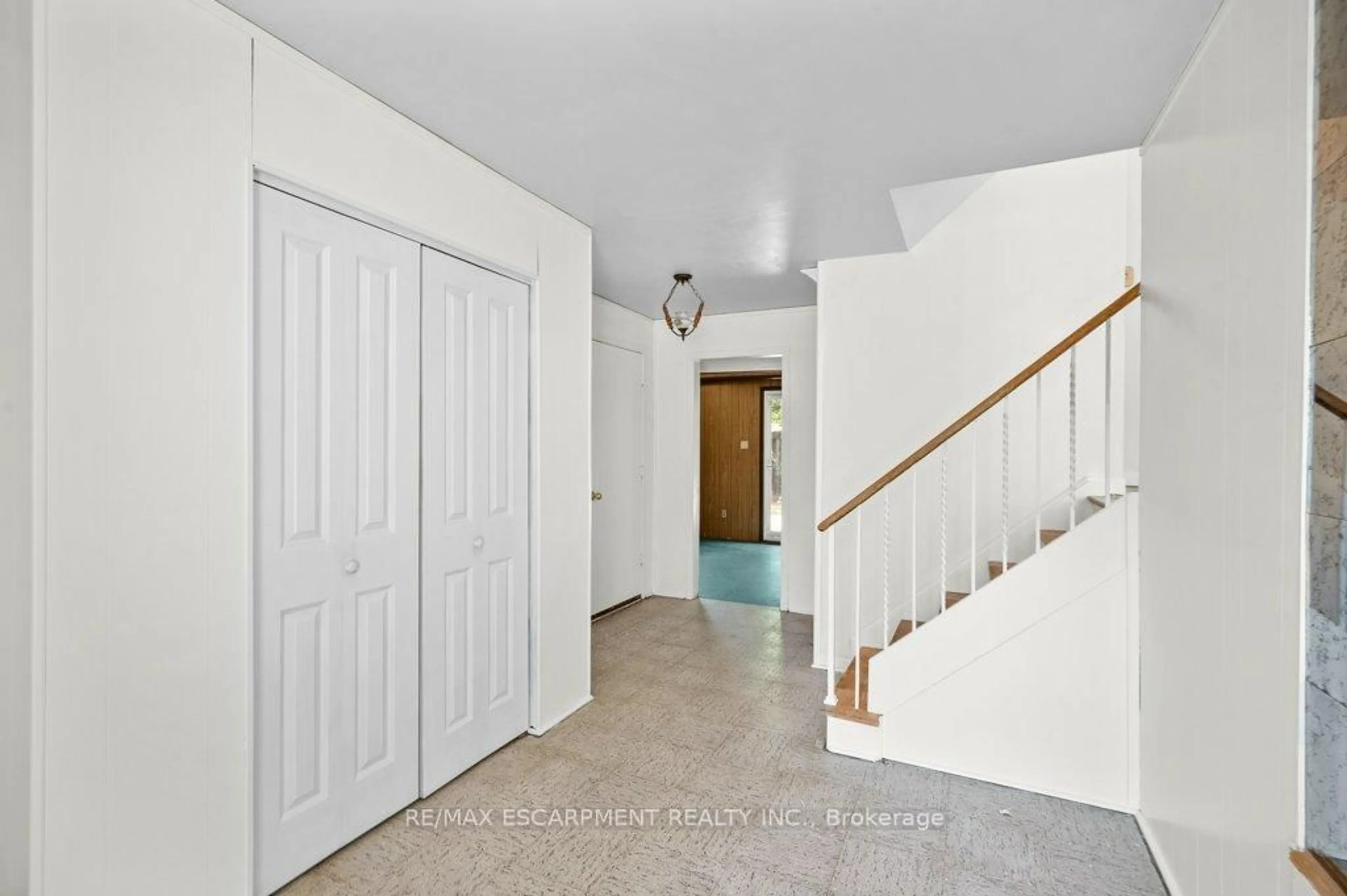 Indoor foyer for 5375 Riverside Dr, Burlington Ontario L7L 3X9
