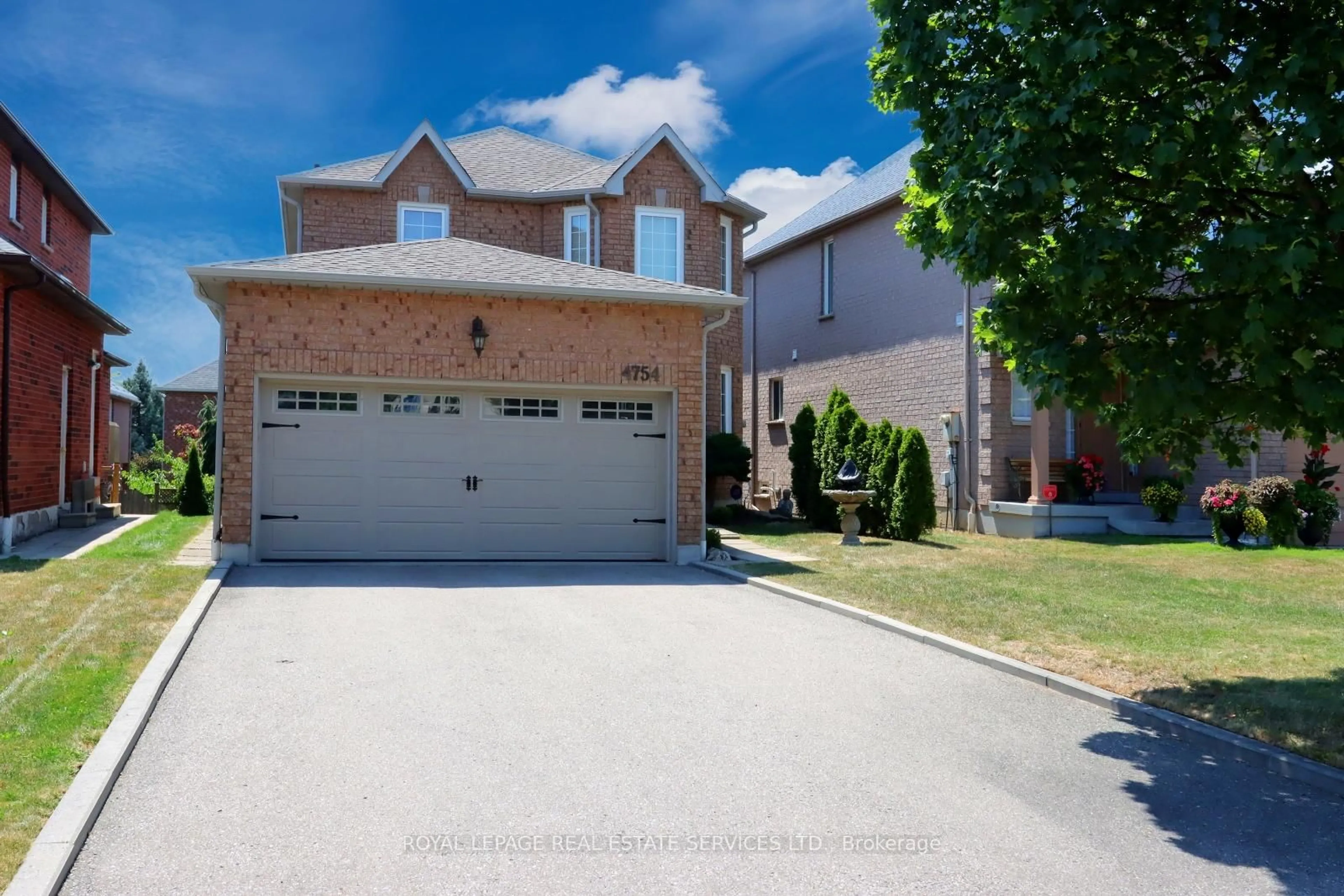 A pic from outside/outdoor area/front of a property/back of a property/a pic from drone, street for 4754 WILD ROSE St, Mississauga Ontario L5M 5M6