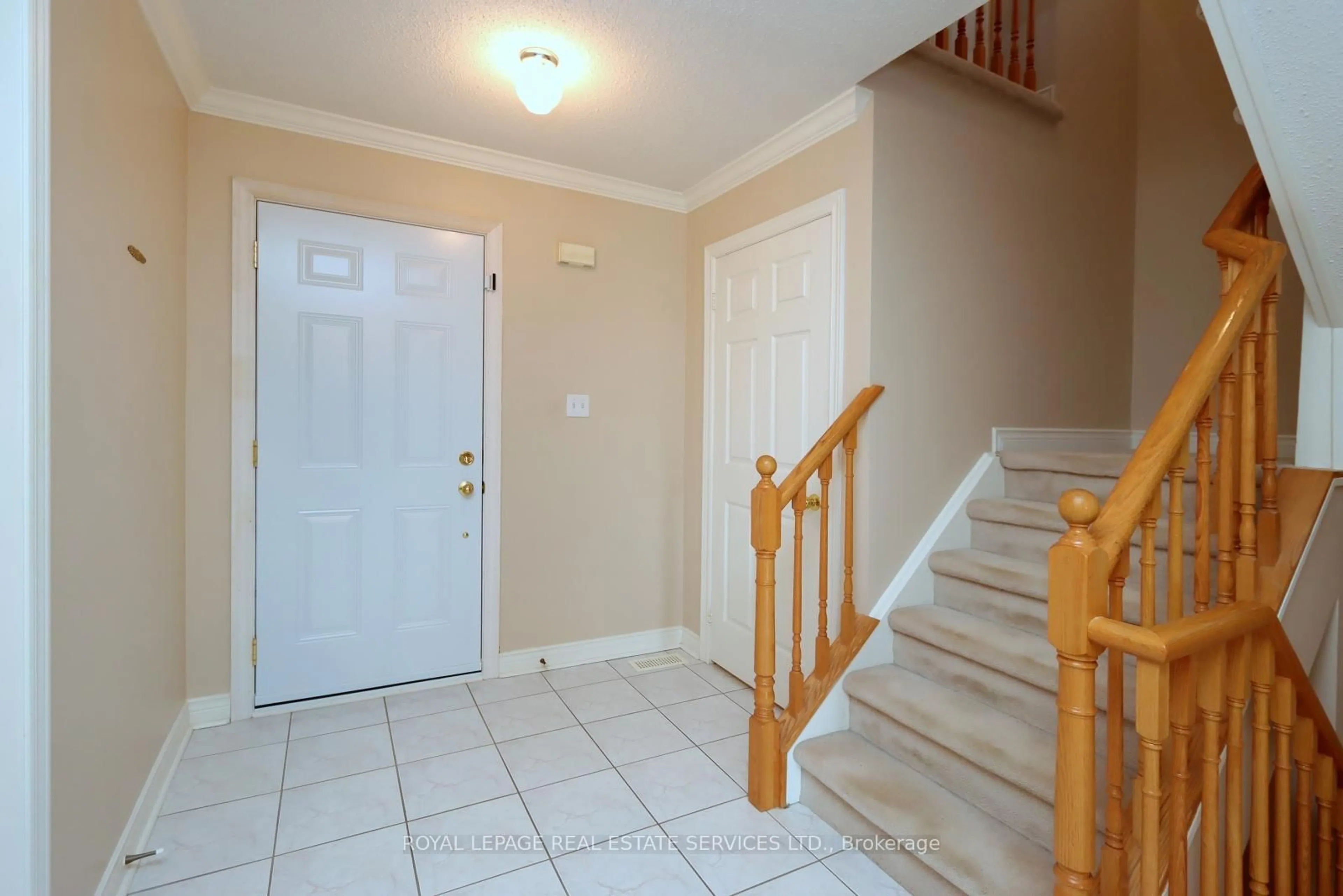 Indoor foyer for 4754 WILD ROSE St, Mississauga Ontario L5M 5M6