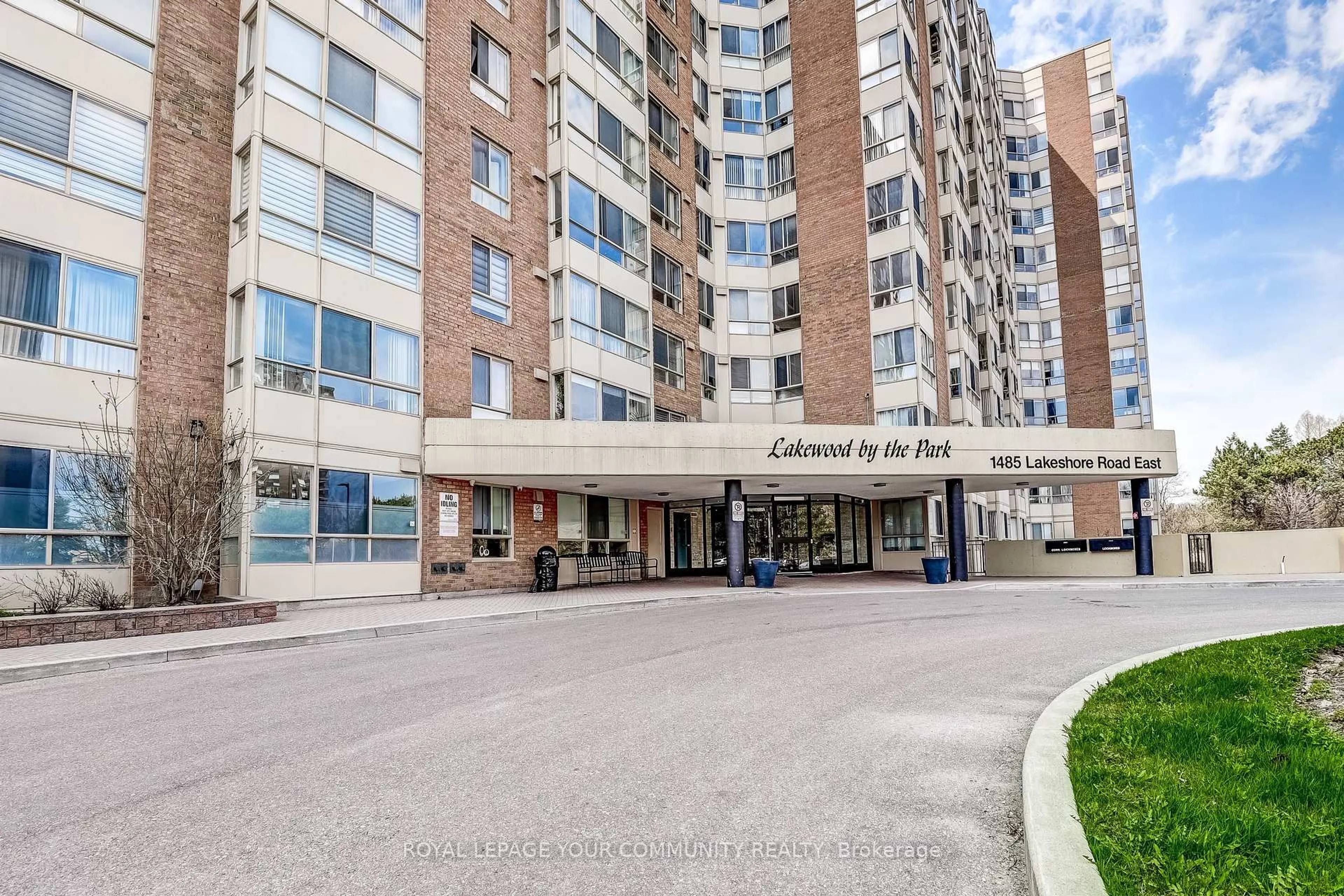 Indoor foyer for 1485 Lakeshore Rd #1106, Mississauga Ontario L5E 3G2