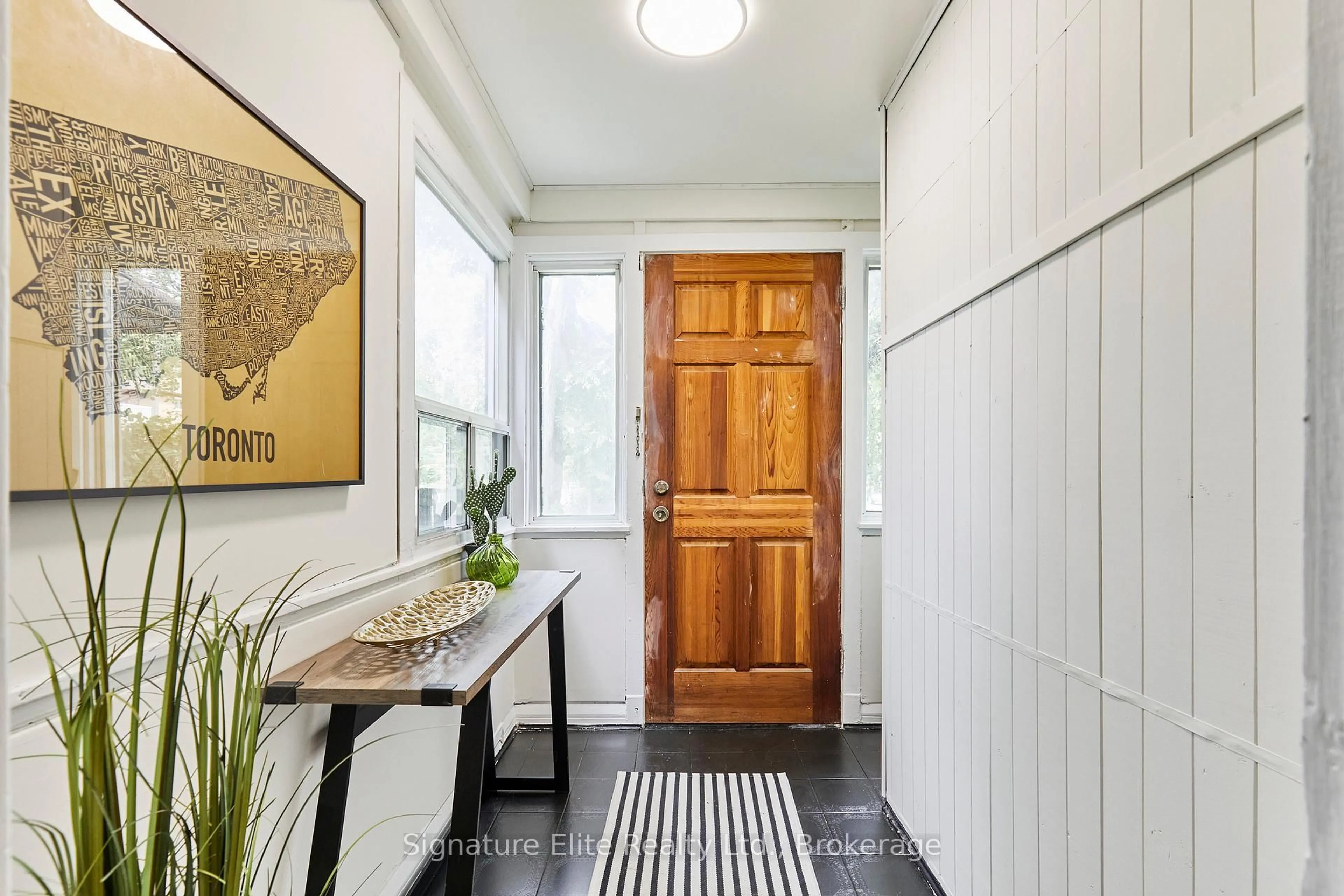 Indoor entryway for 289 Harvie Ave, Toronto Ontario M6E 4L1