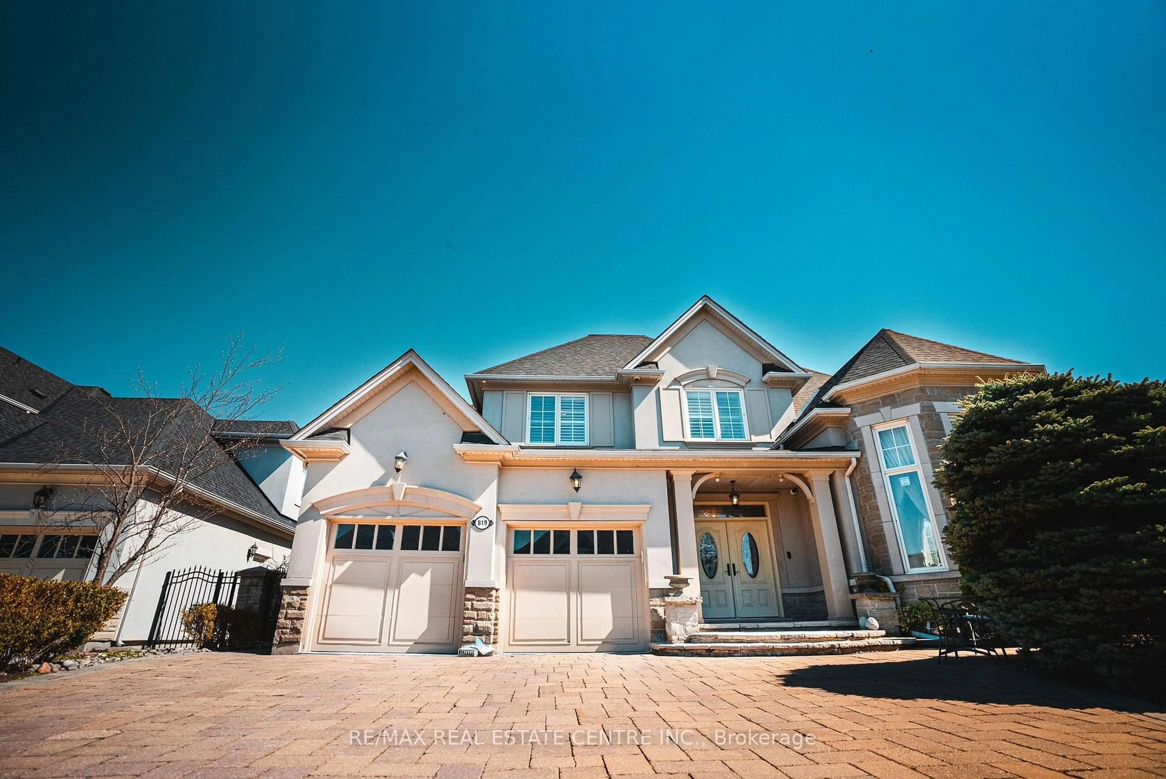 Home with brick exterior material, street for 819 Canyon St, Mississauga Ontario L5H 4M3