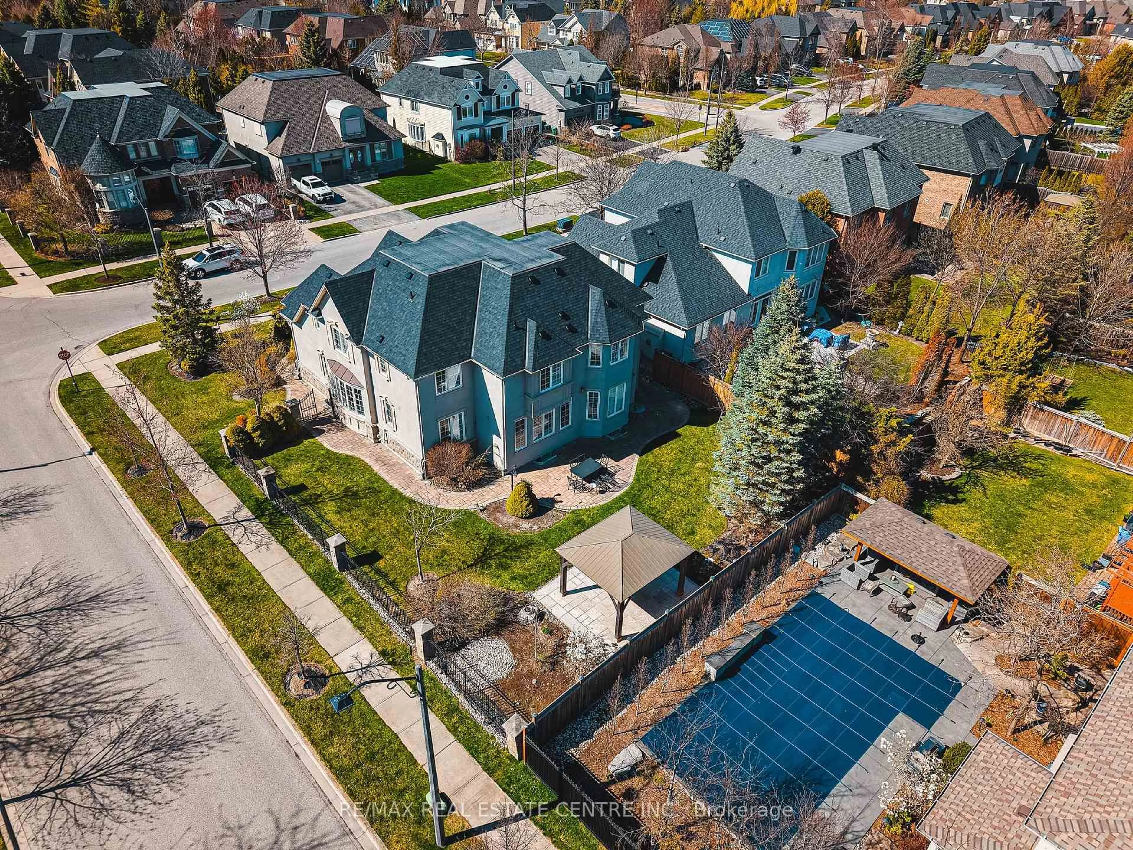 A pic from outside/outdoor area/front of a property/back of a property/a pic from drone, street for 819 Canyon St, Mississauga Ontario L5H 4M3