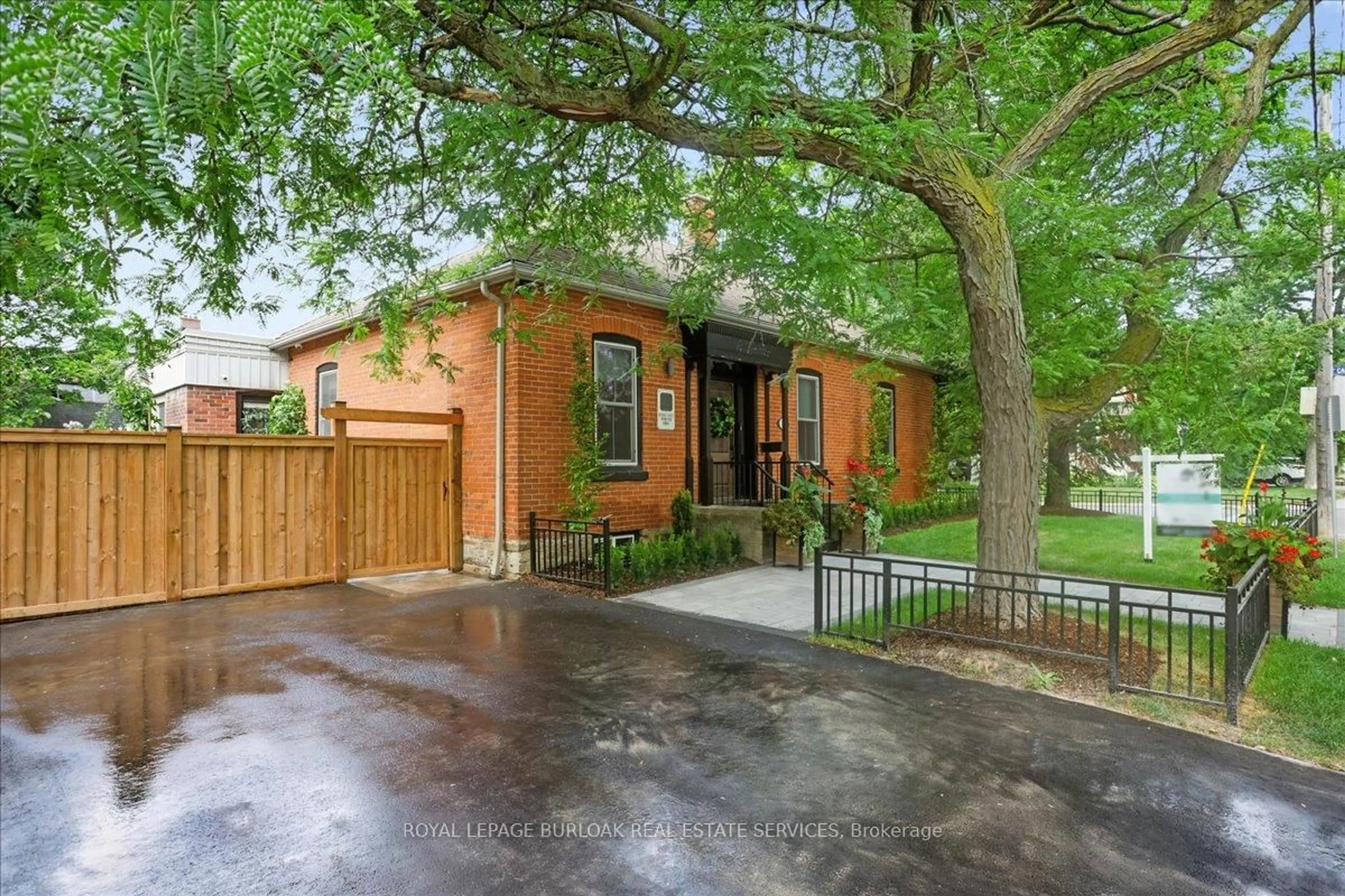 Home with brick exterior material, street for 524 Locust St, Burlington Ontario L7S 1V2