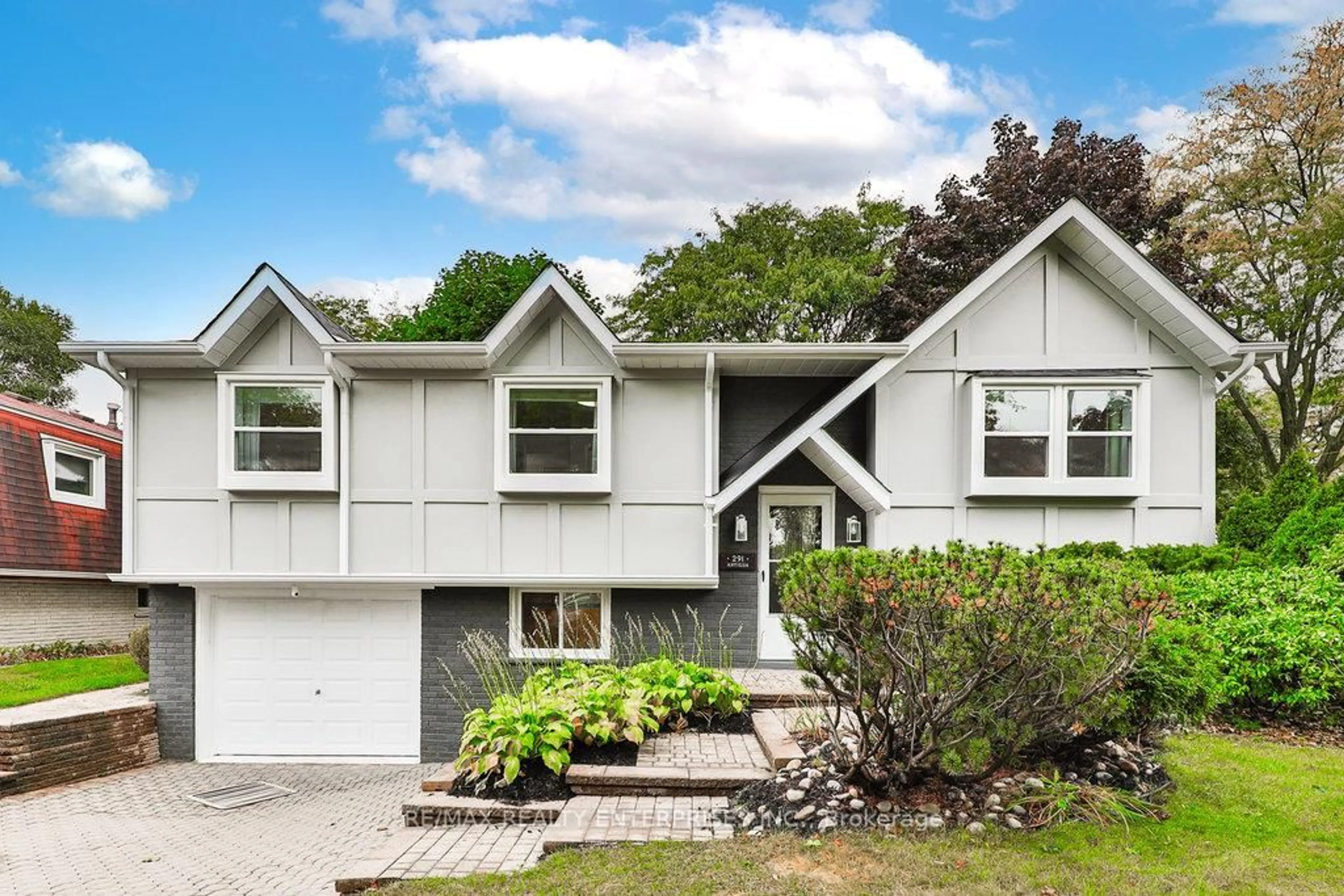 Home with vinyl exterior material, street for 291 Antigua Rd, Mississauga Ontario L5B 1C5