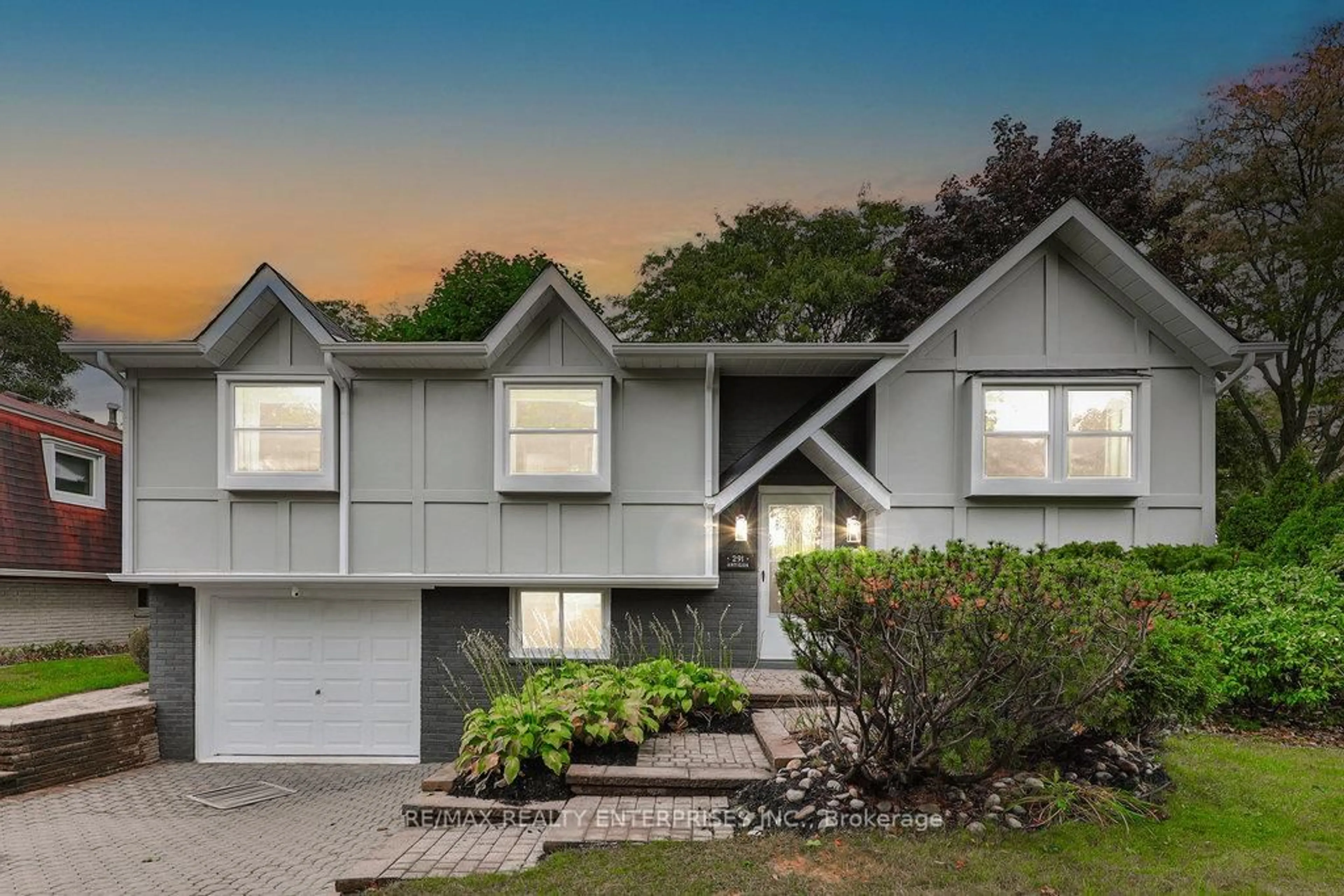 Home with vinyl exterior material, street for 291 Antigua Rd, Mississauga Ontario L5B 1C5