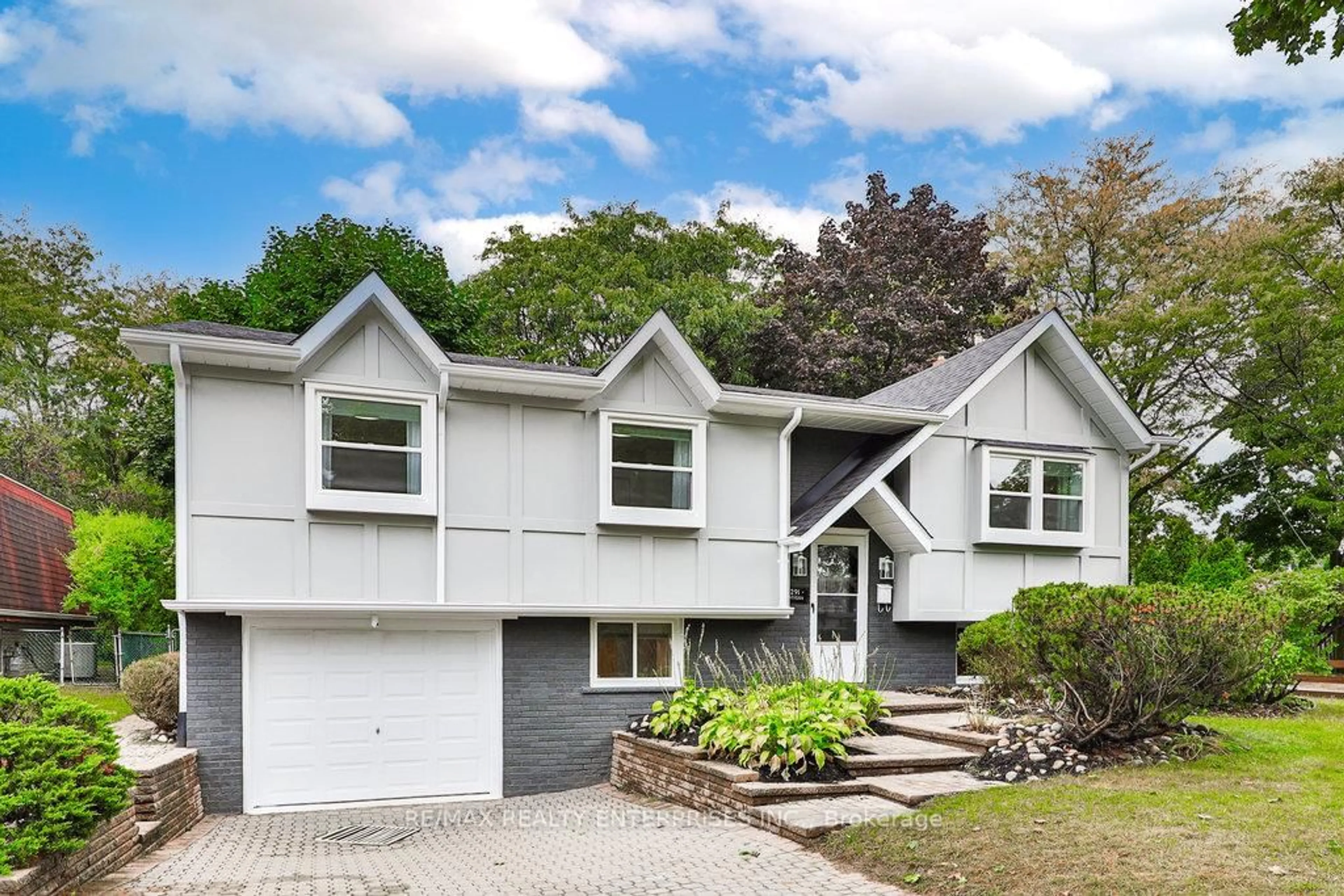 Home with vinyl exterior material, street for 291 Antigua Rd, Mississauga Ontario L5B 1C5