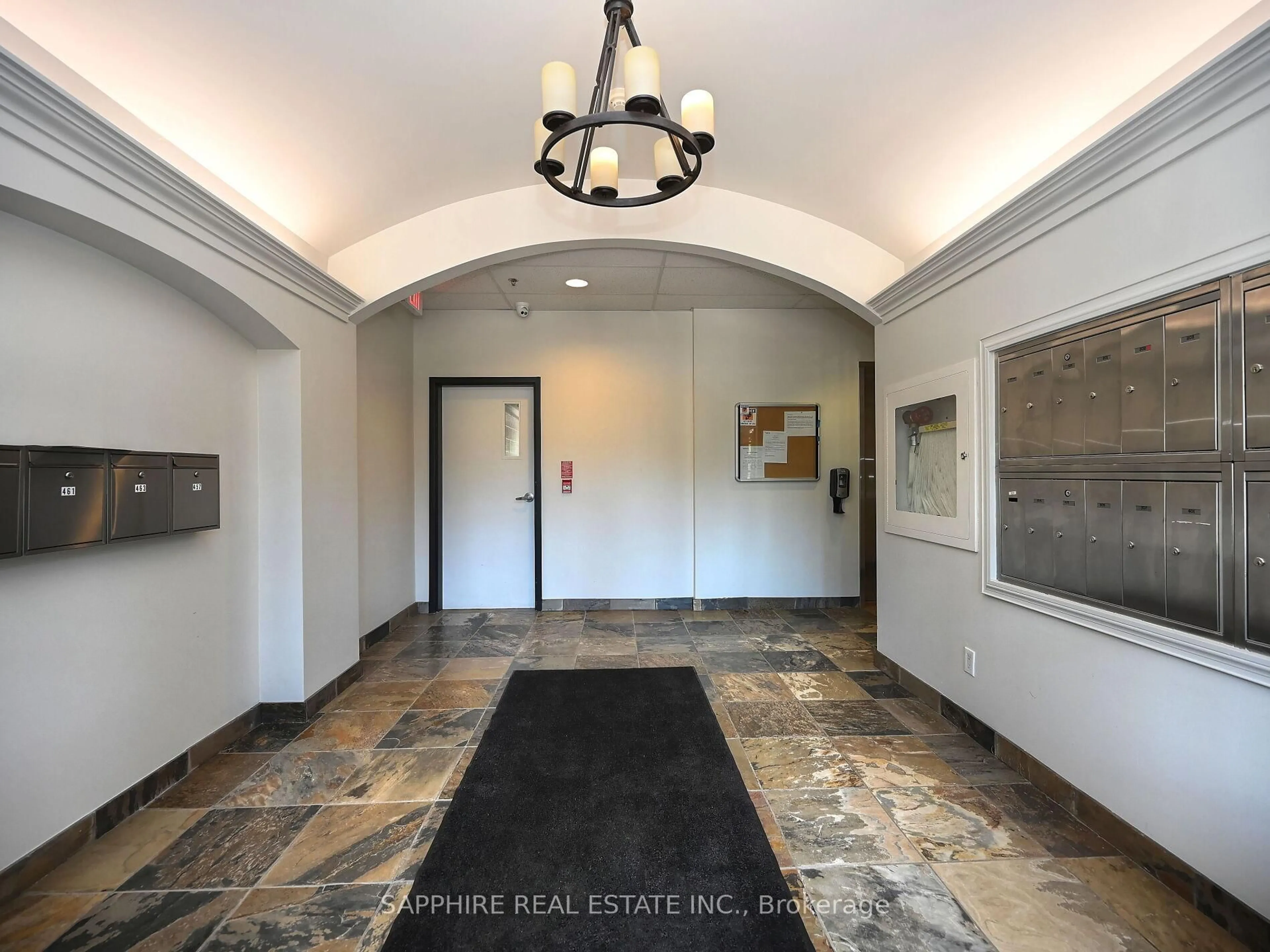 Indoor foyer for 459 Kerr St #302, Oakville Ontario L6K 3C2