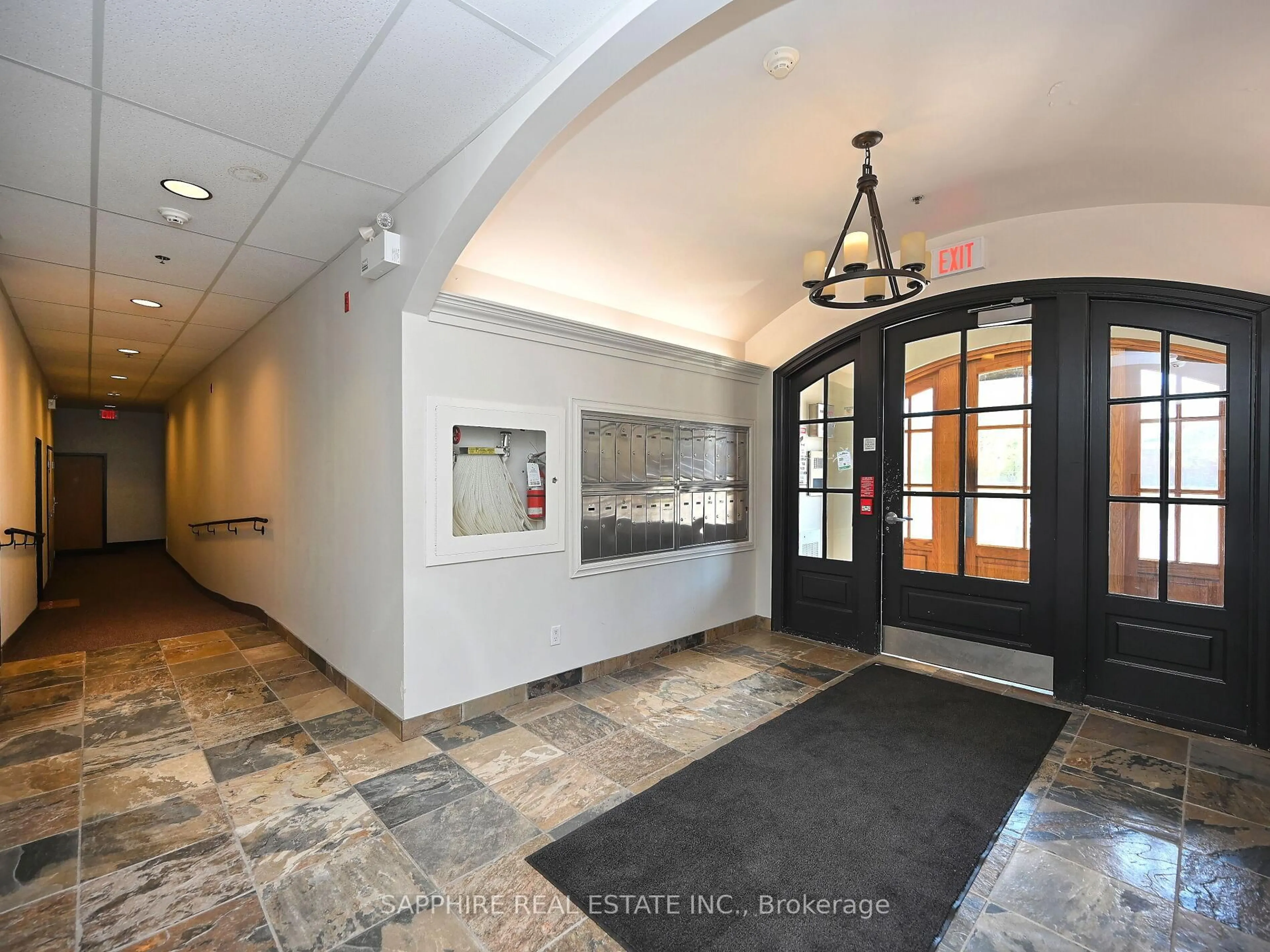 Indoor foyer for 459 Kerr St #302, Oakville Ontario L6K 3C2