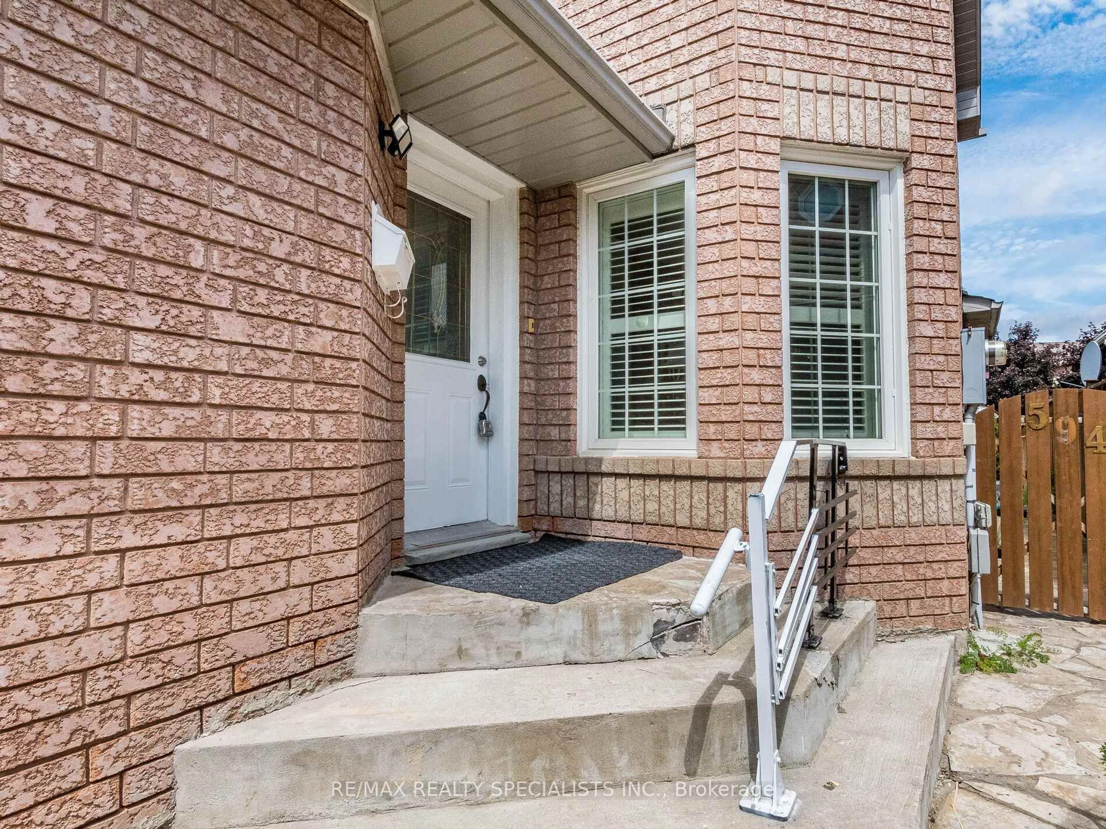 Unknown for 5946 Mersey St, Mississauga Ontario L5V 1W1