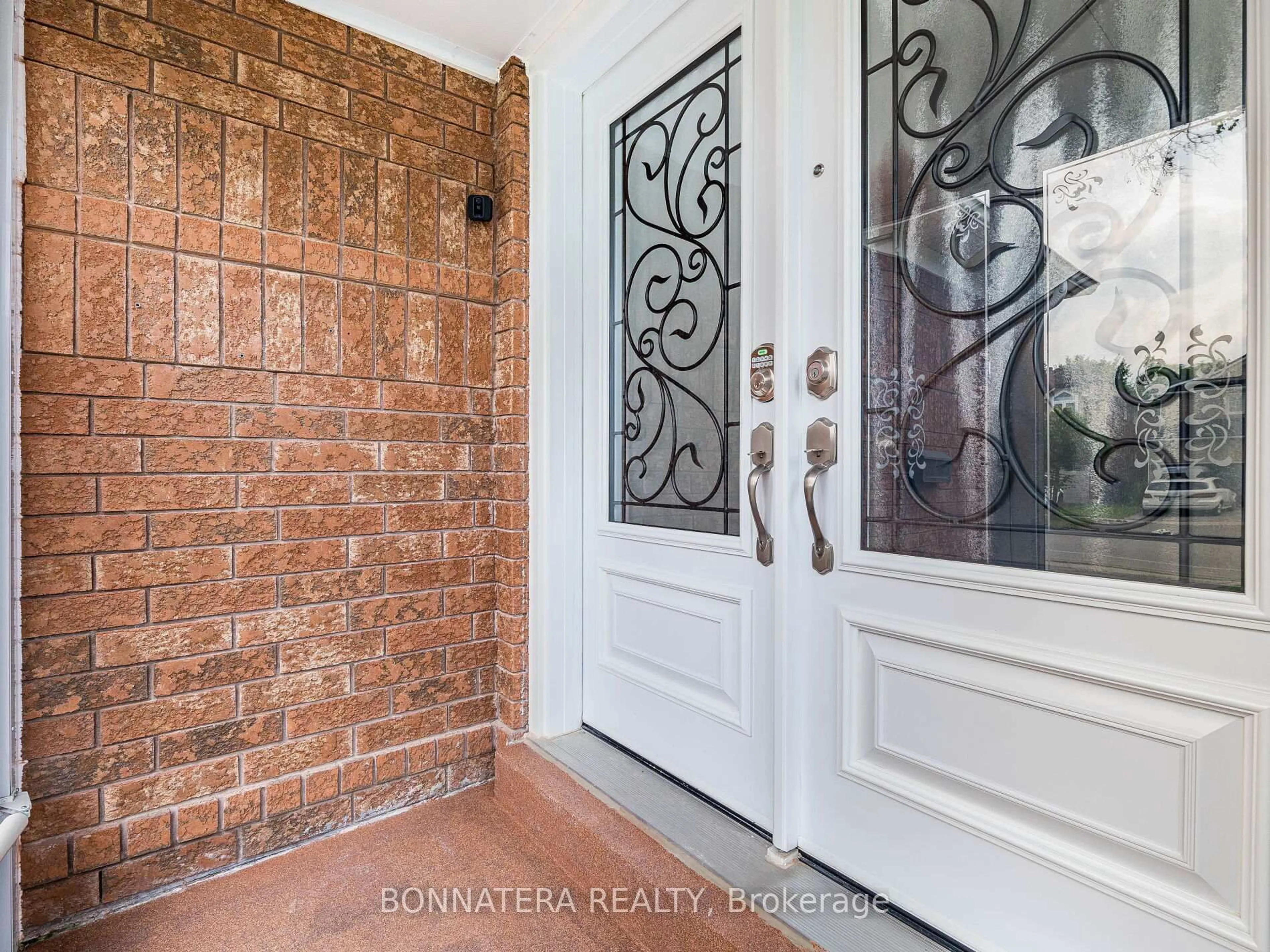 Indoor entryway for 5471 Whitehorn Ave, Mississauga Ontario L5V 1V5