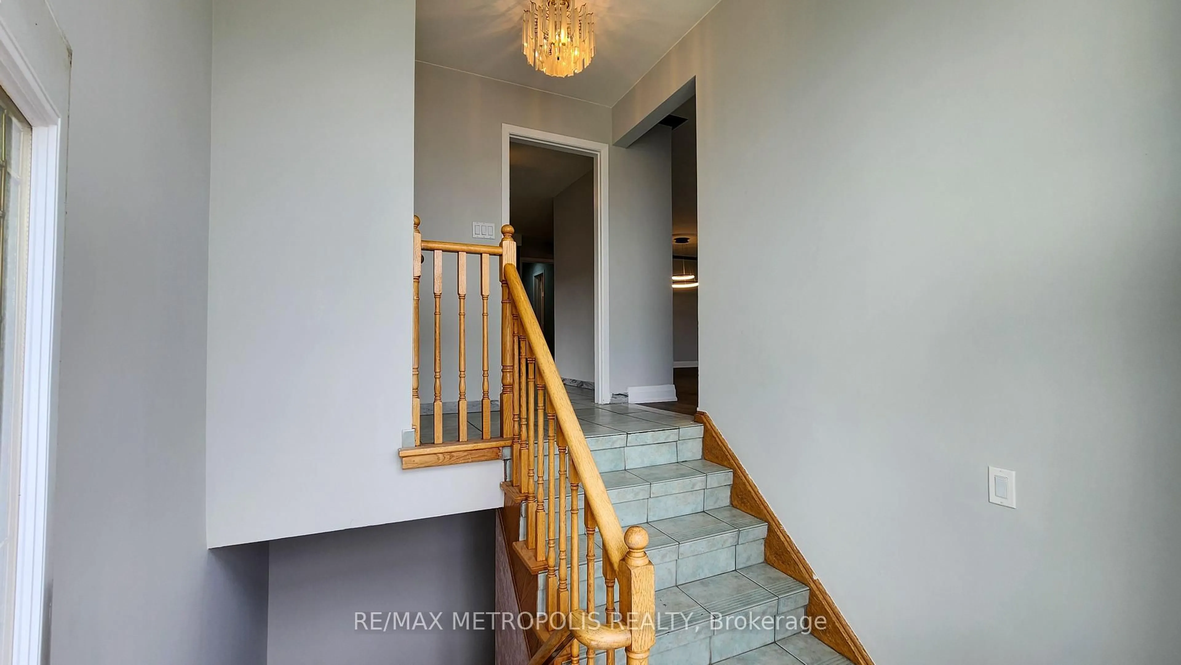 Indoor foyer for 16 Songwood Dr, Toronto Ontario M9M 1X3