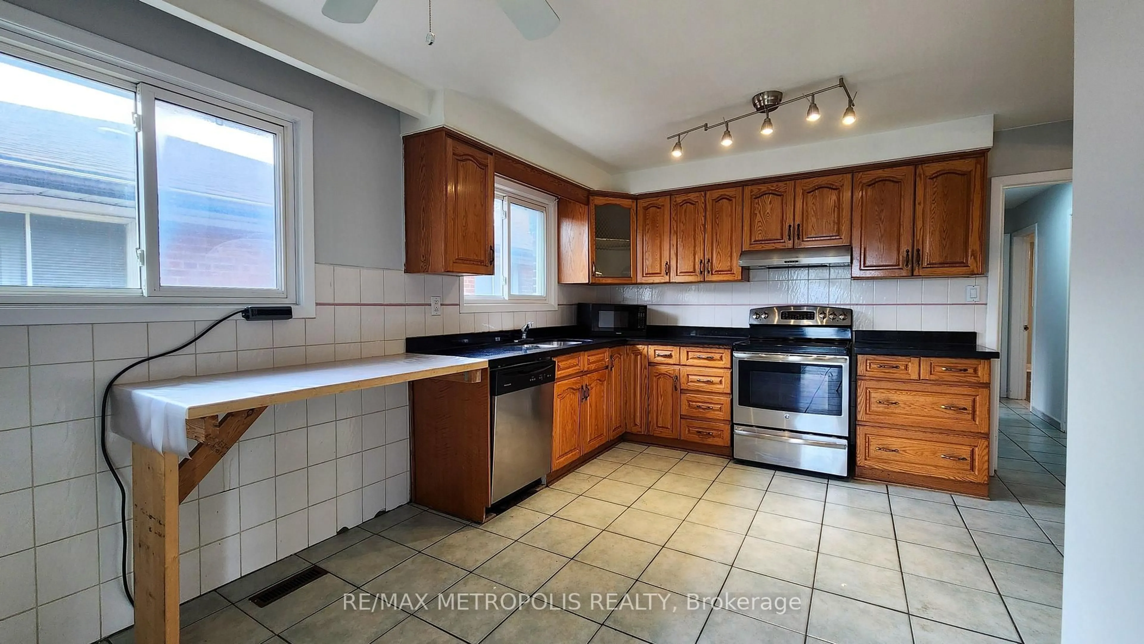 Standard kitchen, ceramic/tile floor for 16 Songwood Dr, Toronto Ontario M9M 1X3