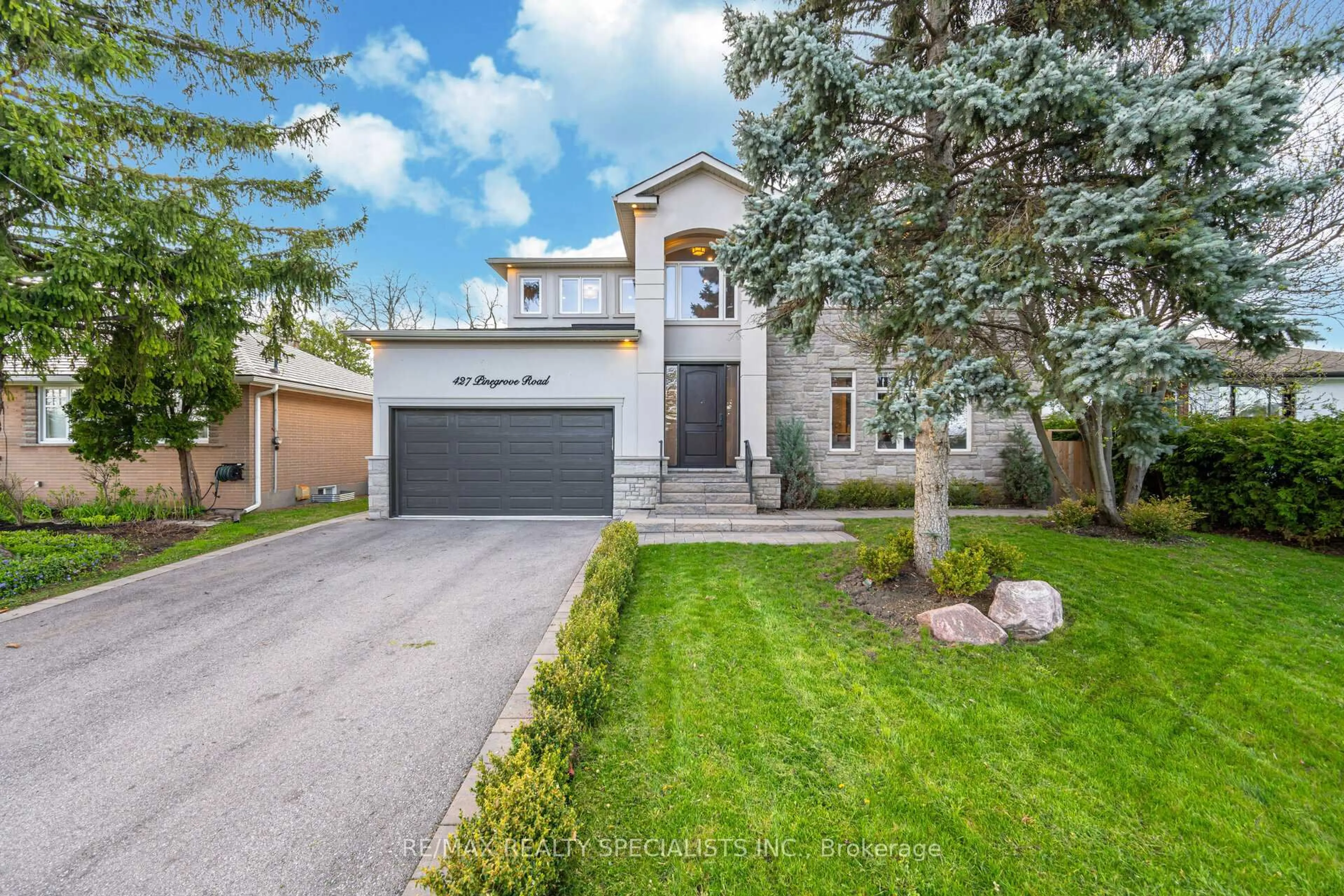 Home with vinyl exterior material, street for 427 Pinegrove Rd, Oakville Ontario L6K 2B6