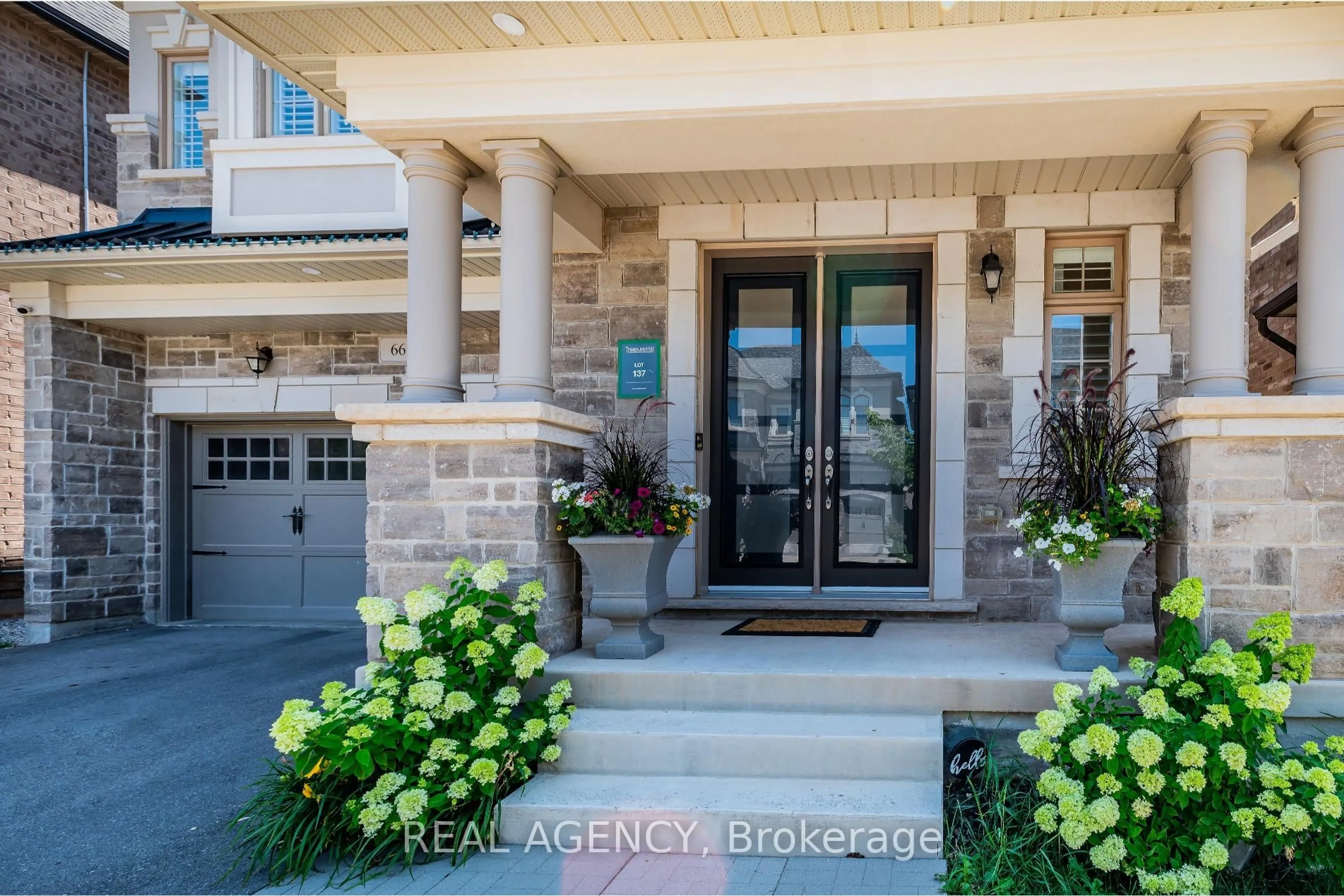 Indoor entryway for 66 Merlin St, Oakville Ontario L6H 0Z4